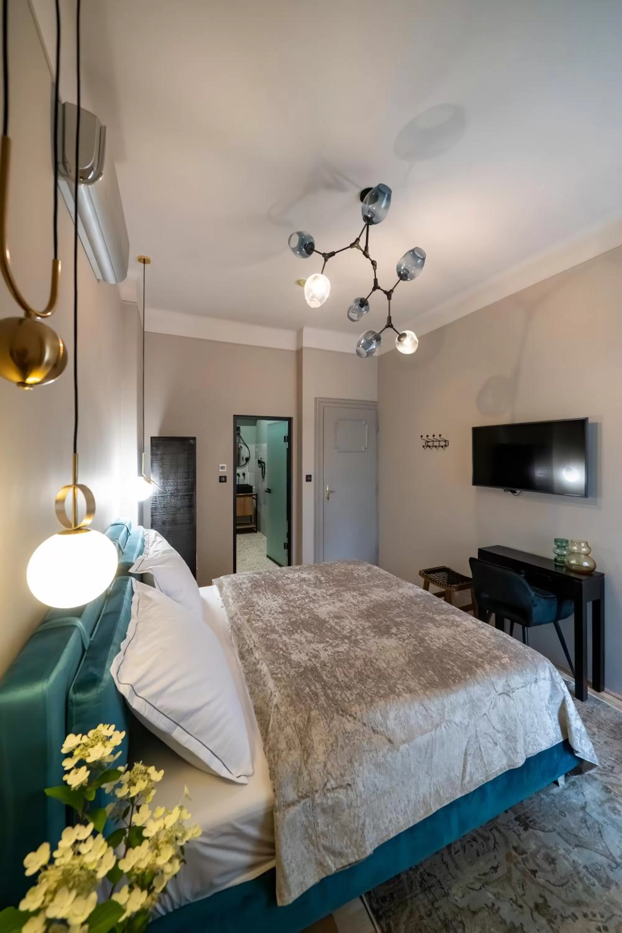 Photo of the whole room, Bed in Nest