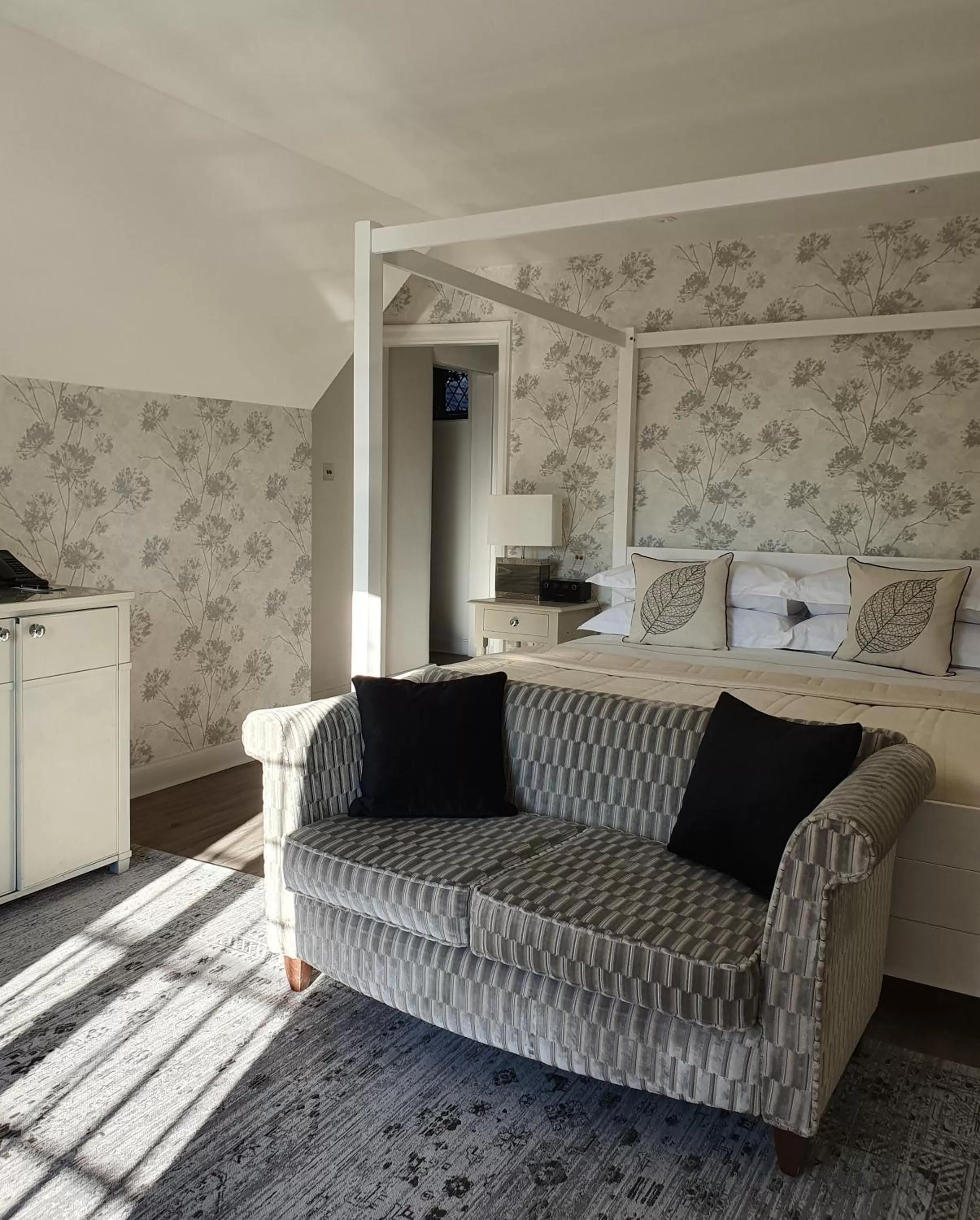 Bed in Great Fosters - Near Windsor