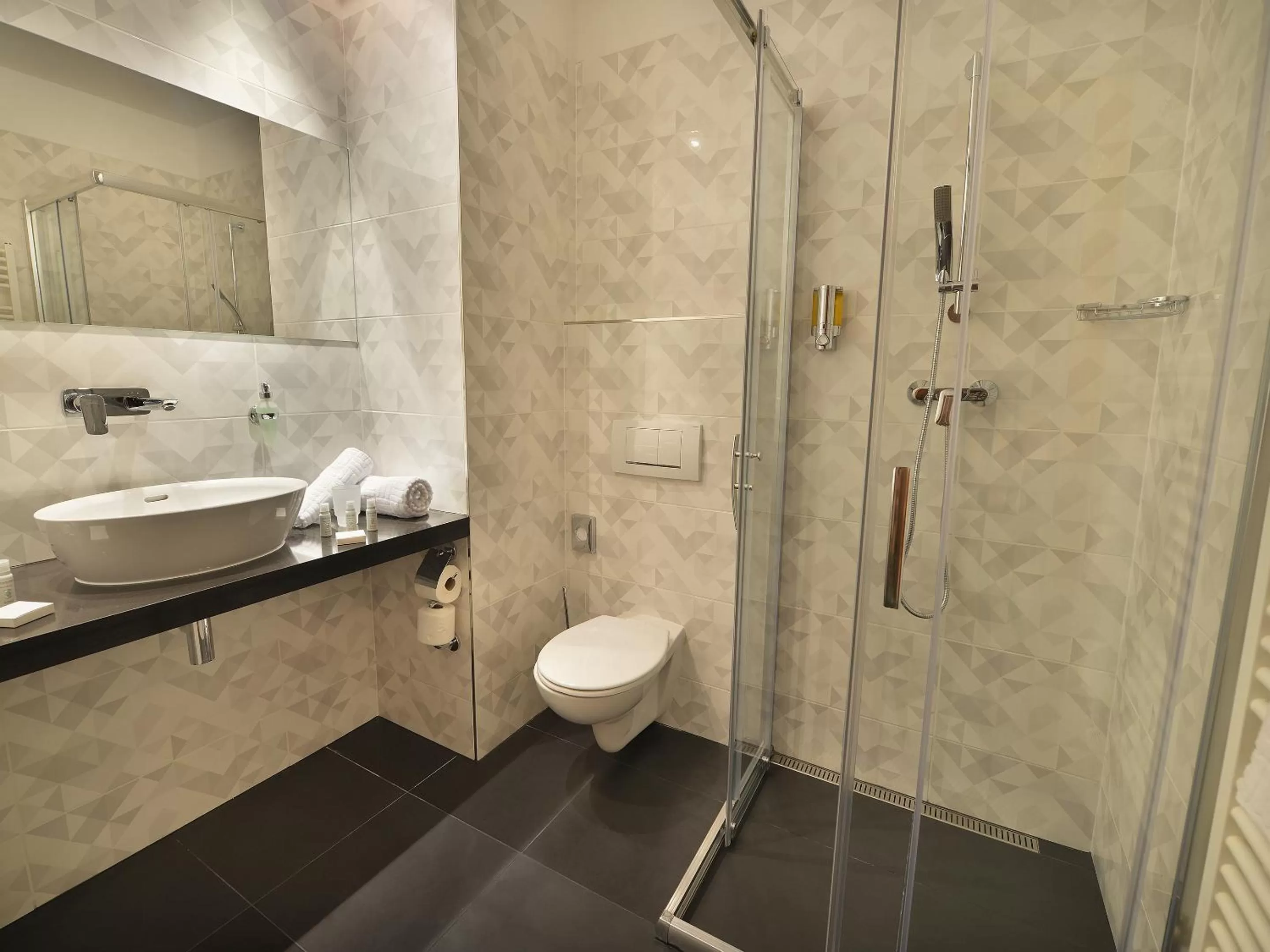 Shower in Ramada Airport Hotel Prague