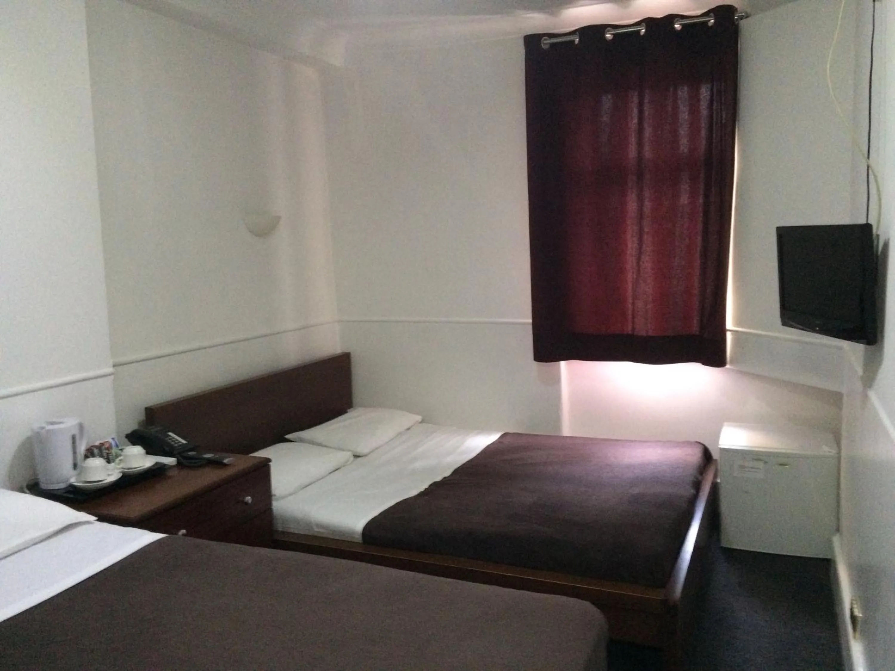 Photo of the whole room in London Continental Hotel