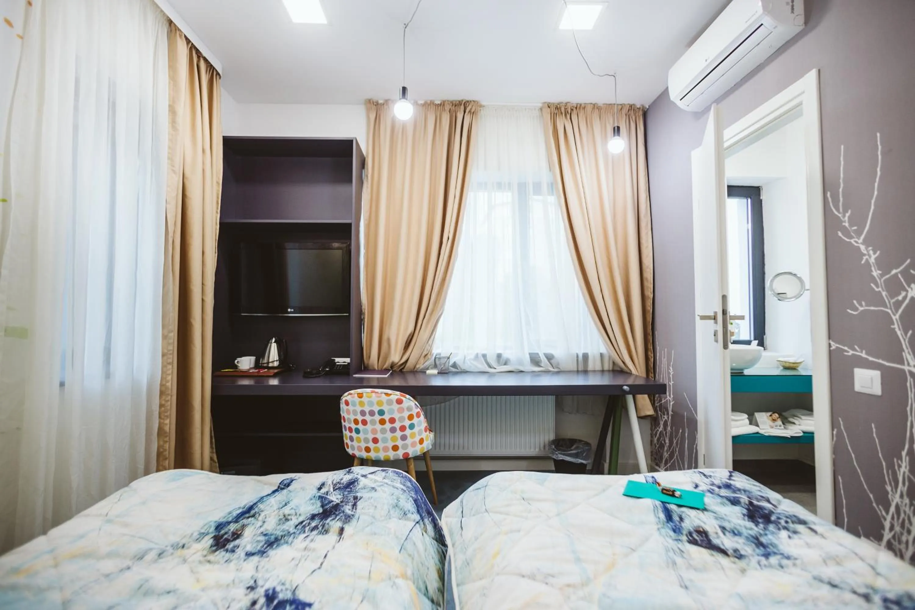 Photo of the whole room in Lol et Lola Hotel