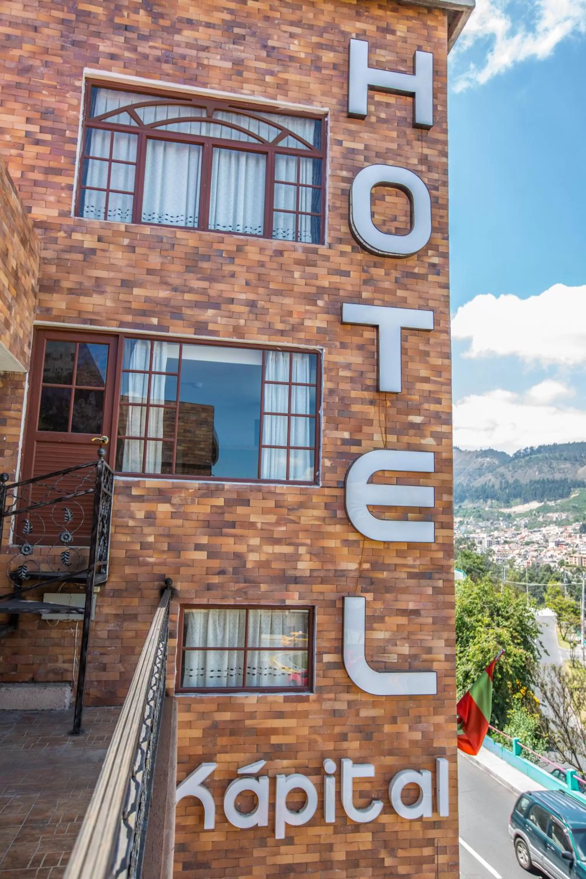 Facade/entrance in La Kapital Hotel