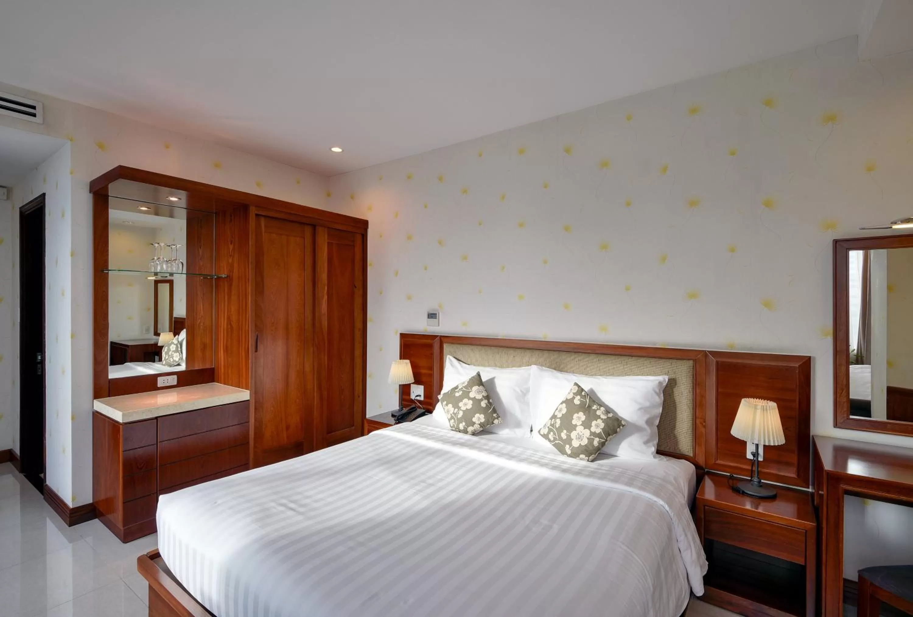 Photo of the whole room, Bed in Aquari Hotel