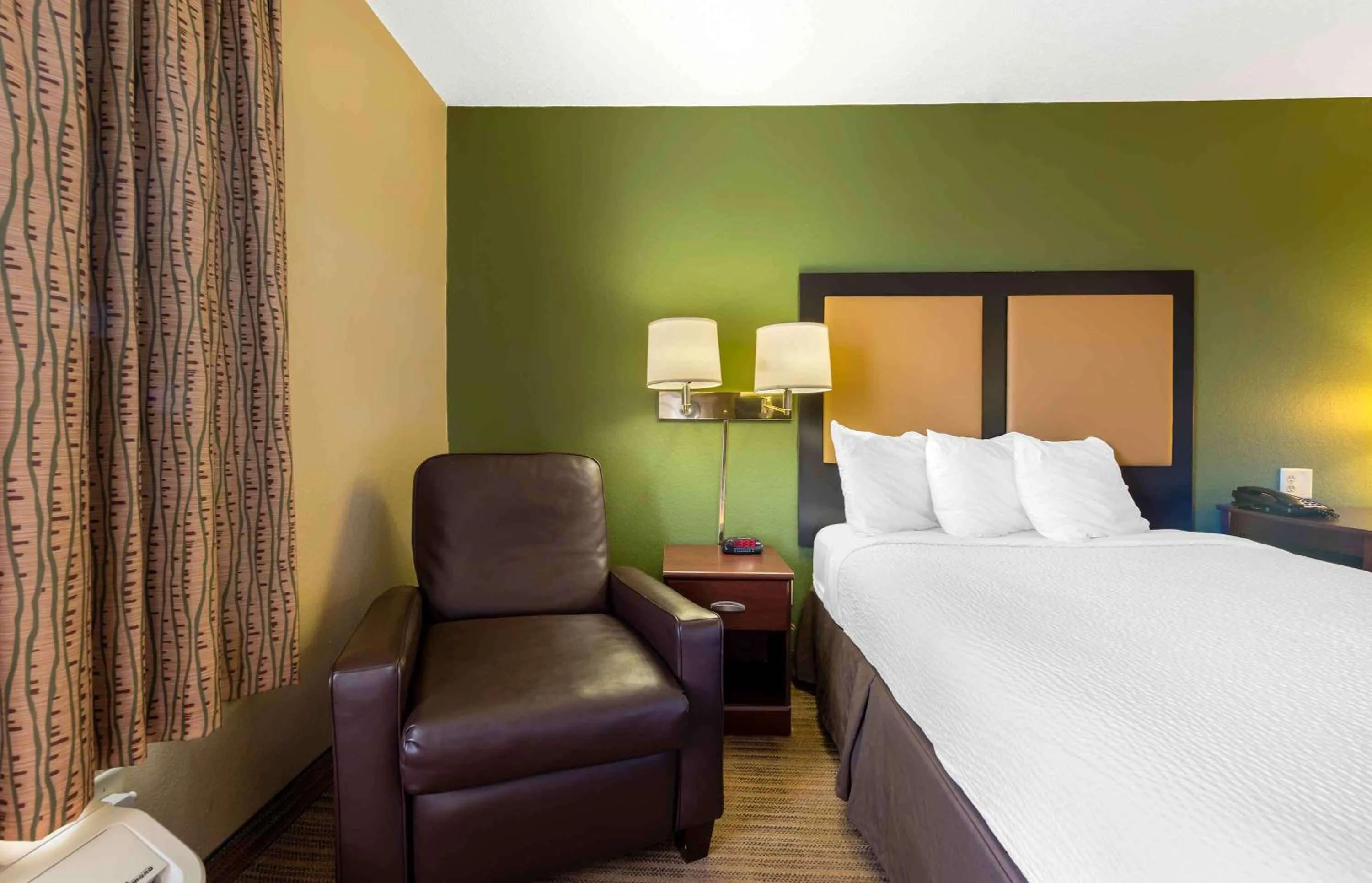 Bed in MainStay Suites Rochester South Mayo Clinic