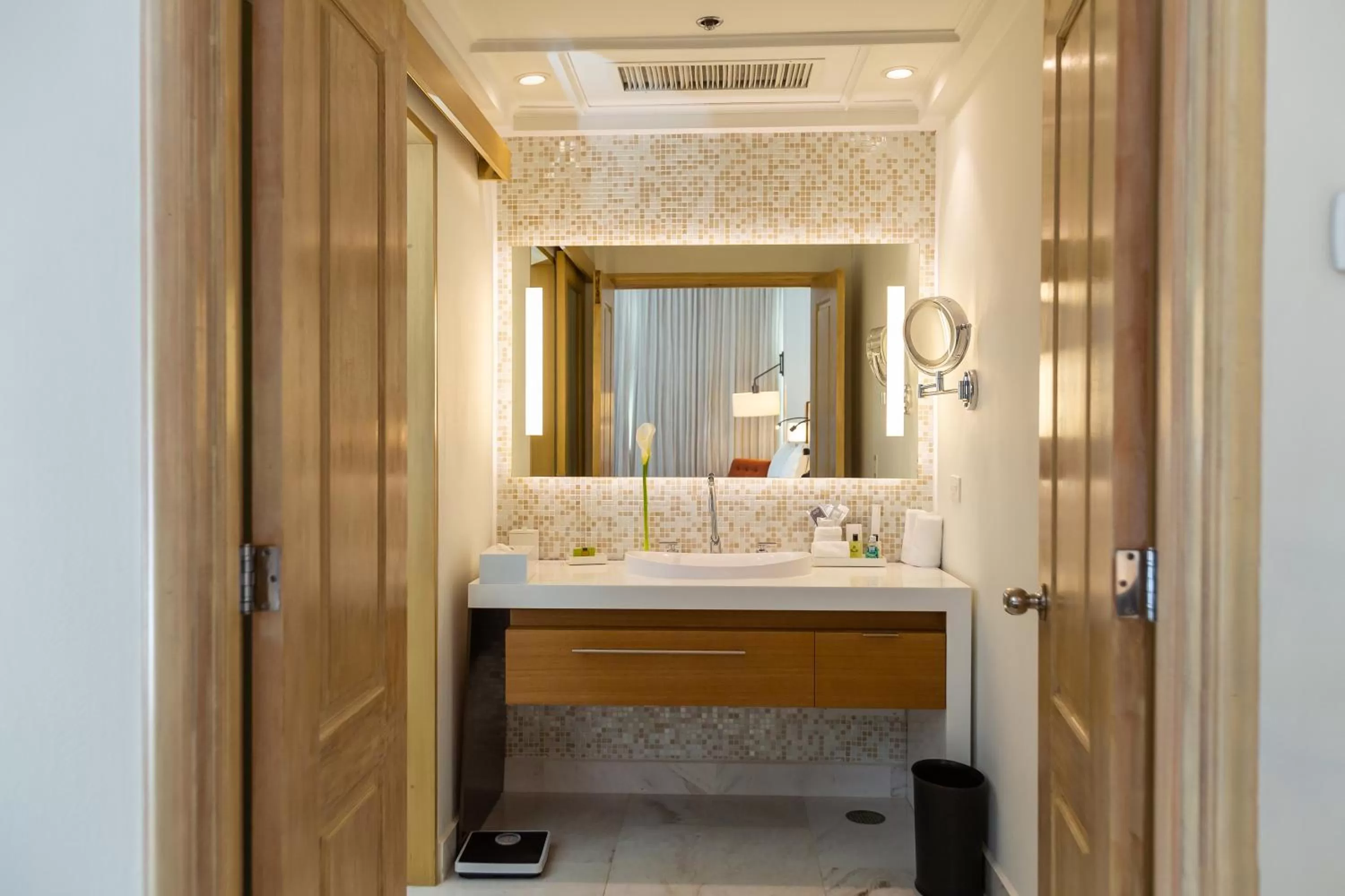 Bathroom, Bed in InterContinental Tegucigalpa at Multiplaza Mall by IHG
