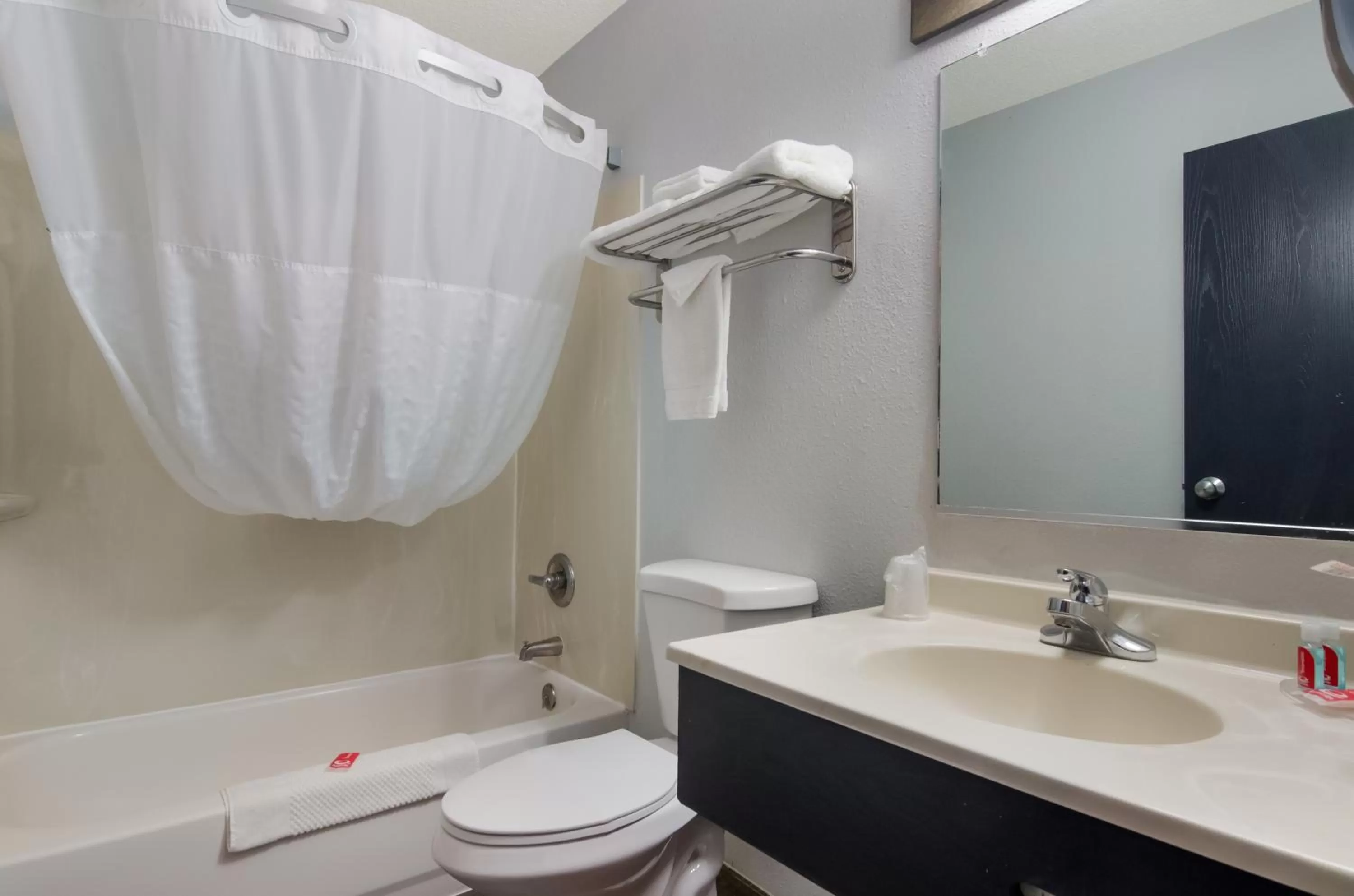 Bathroom in Econo Lodge Scottsbluff