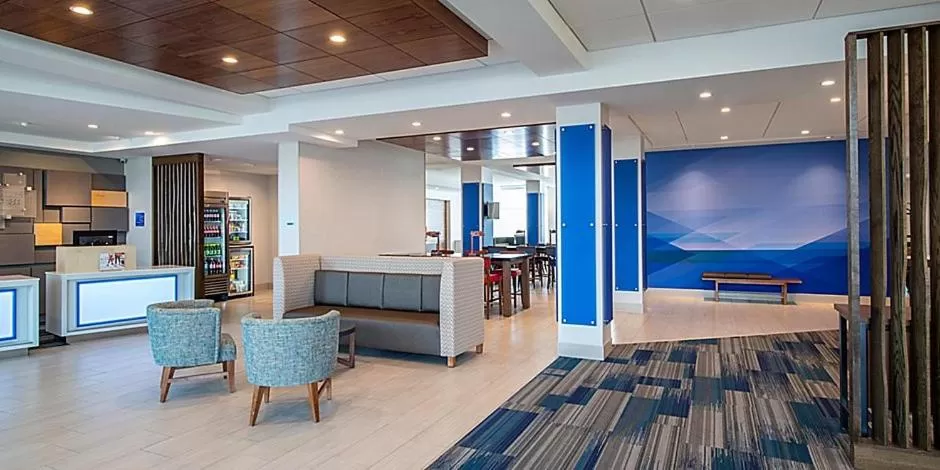 Lobby or reception in Holiday Inn Express & Suites - Brandon by IHG