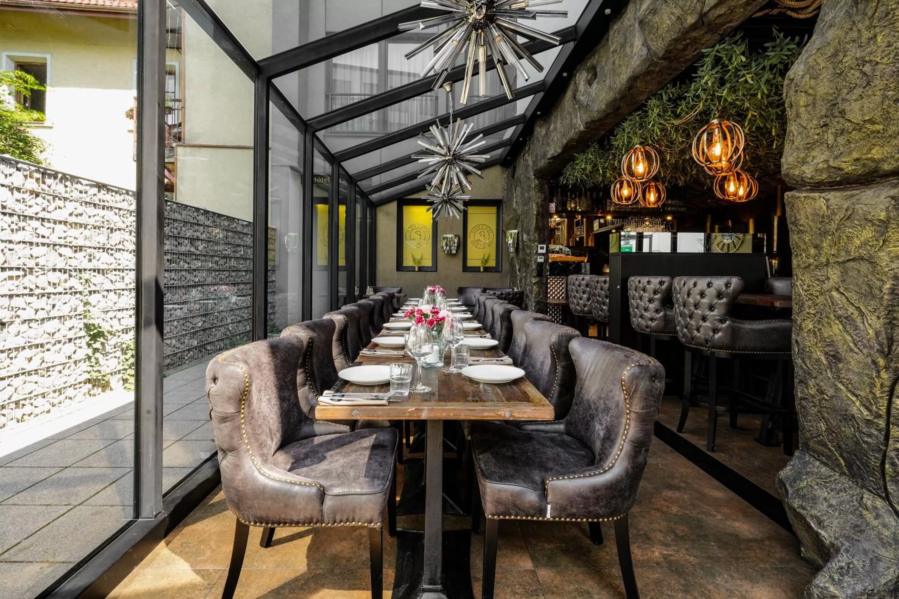 Restaurant/places to eat in Art Suites Luxury Hotel