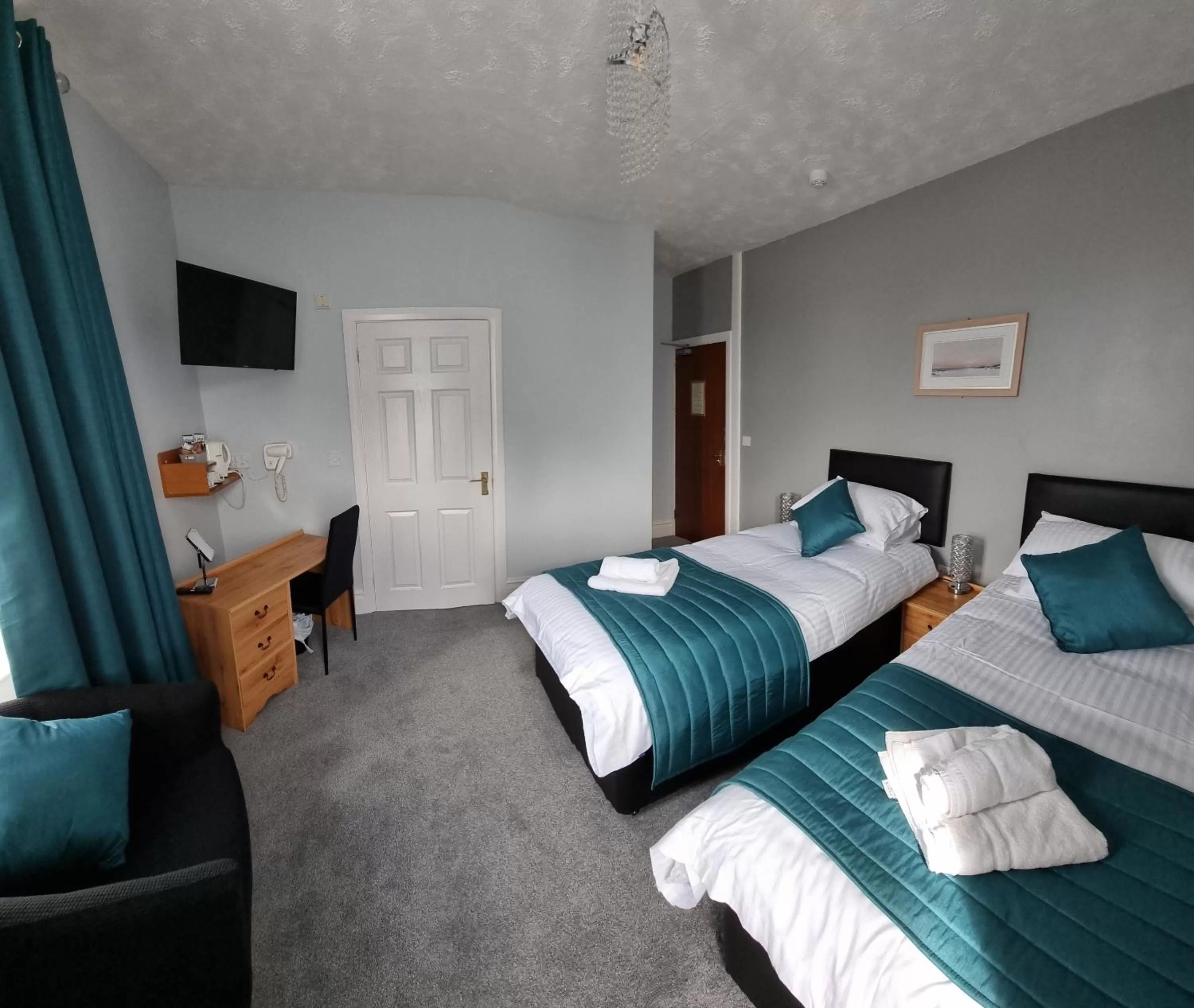 Bedroom, Bed in City Inn