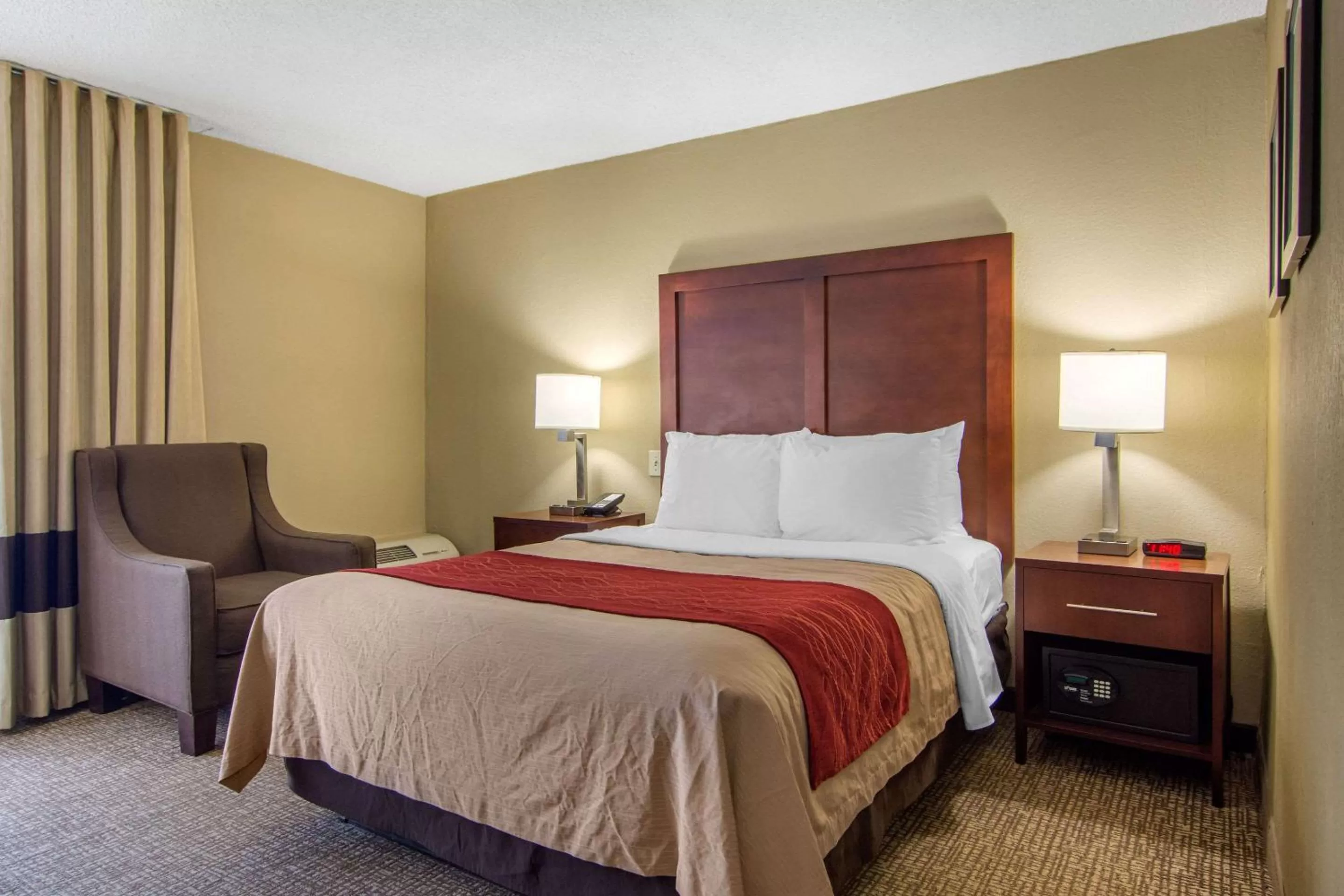 Photo of the whole room, Bed in Comfort Inn Sandy Springs - Perimeter