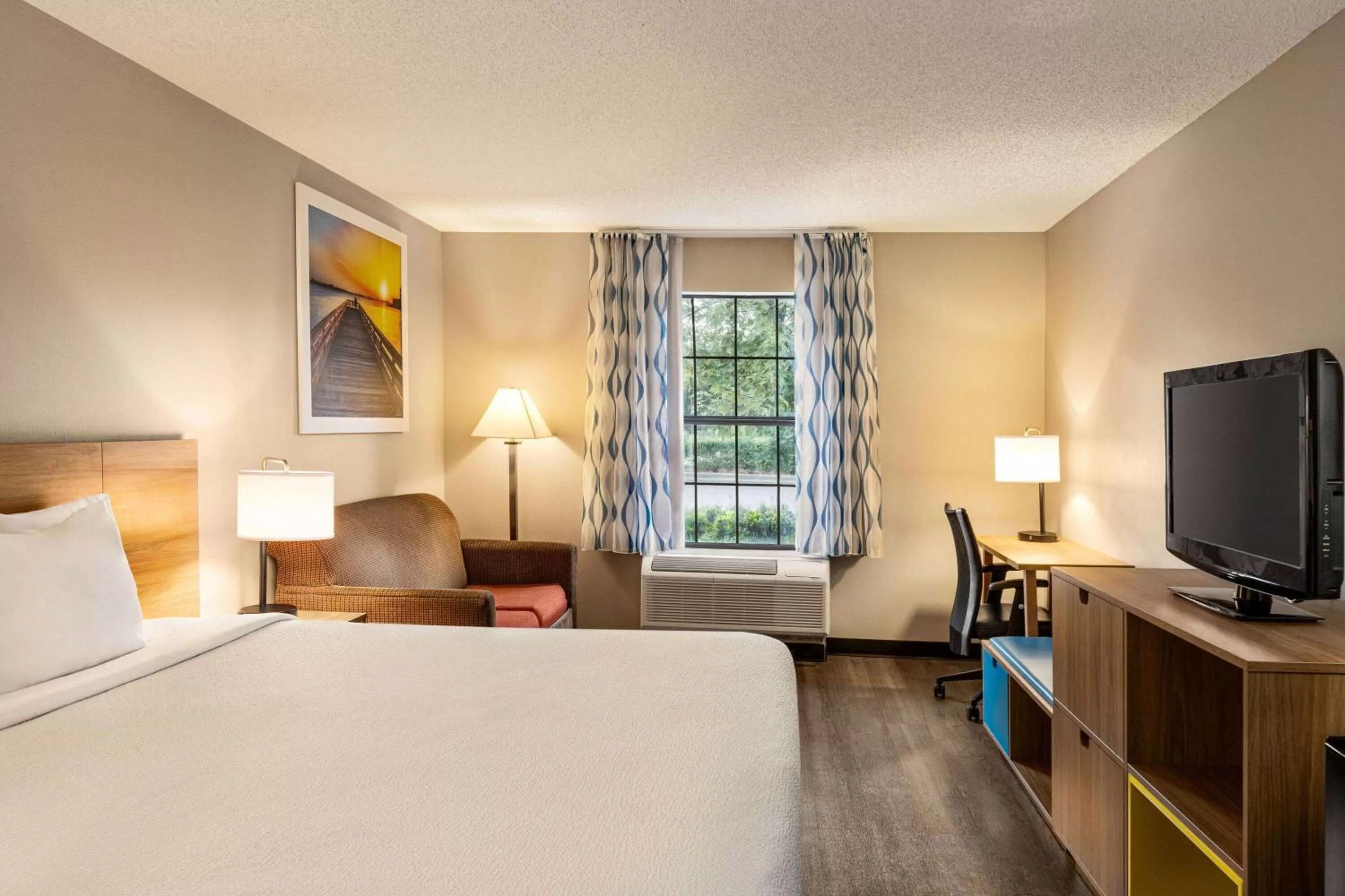 Photo of the whole room, Bed in Days Inn by Wyndham Shallotte