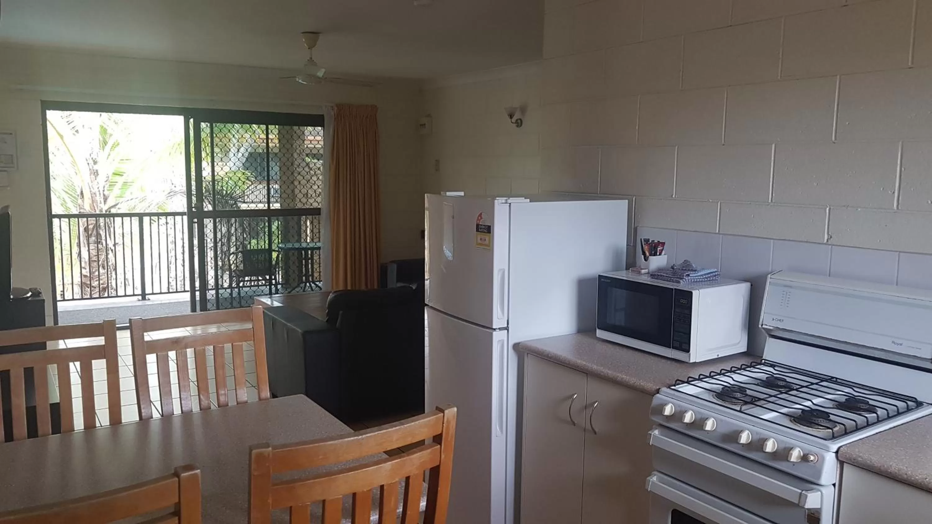 Kitchen or kitchenette in Oasis Inn Apartments