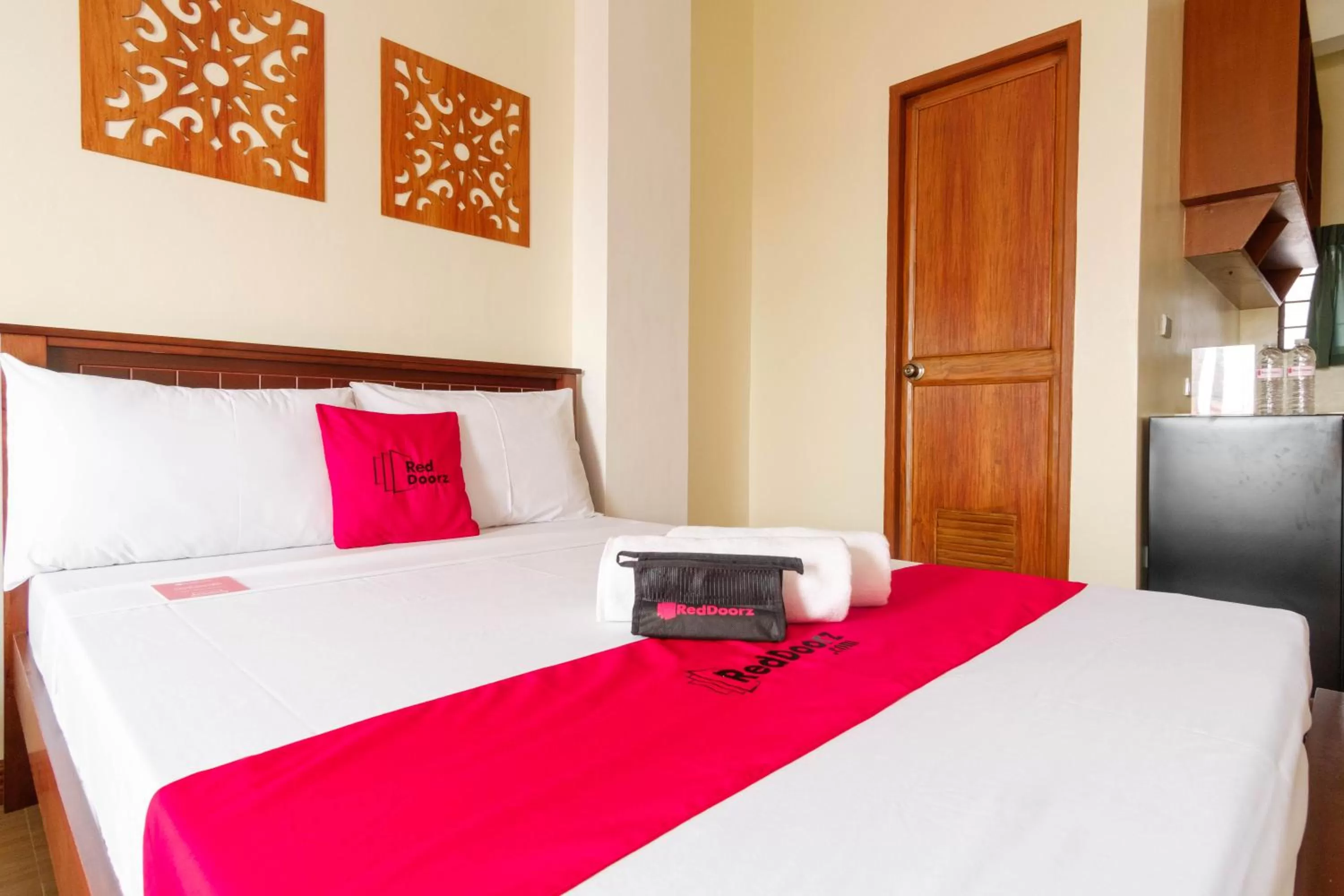 Photo of the whole room, Bed in RedDoorz Plus near Johnson and Johnson Paranaque