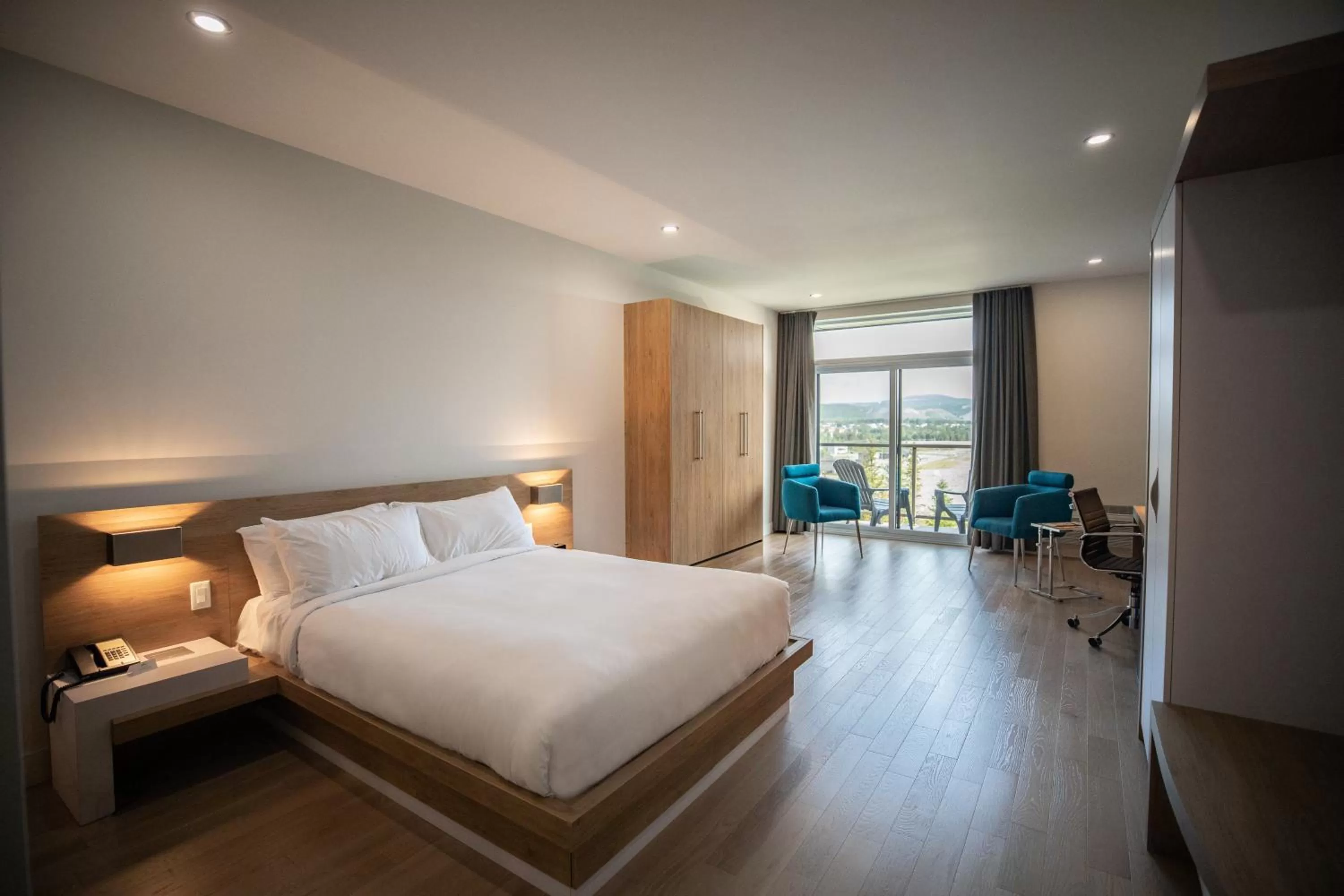 Bedroom, Bed in Hôtel du Domaine, centre de villégiature et de congrès