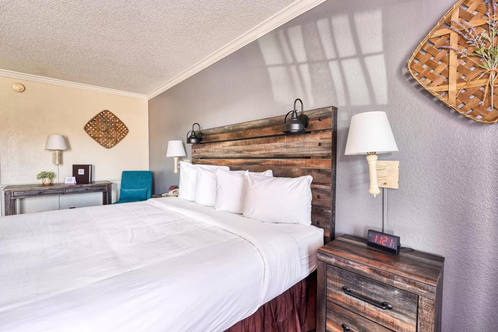 Bed in San Mateo Inn