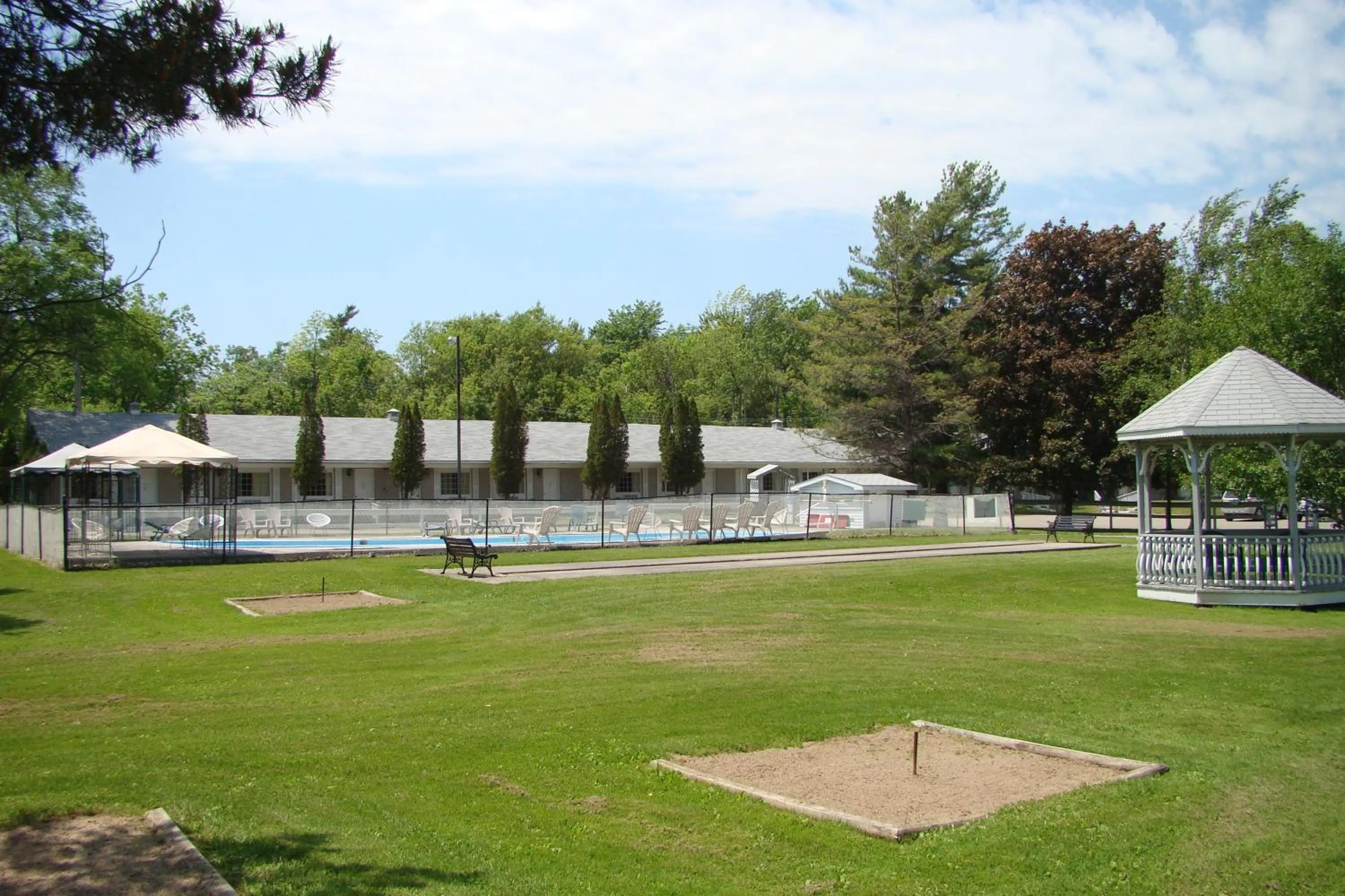 Facade/entrance in Colonial Resort-1000Islands