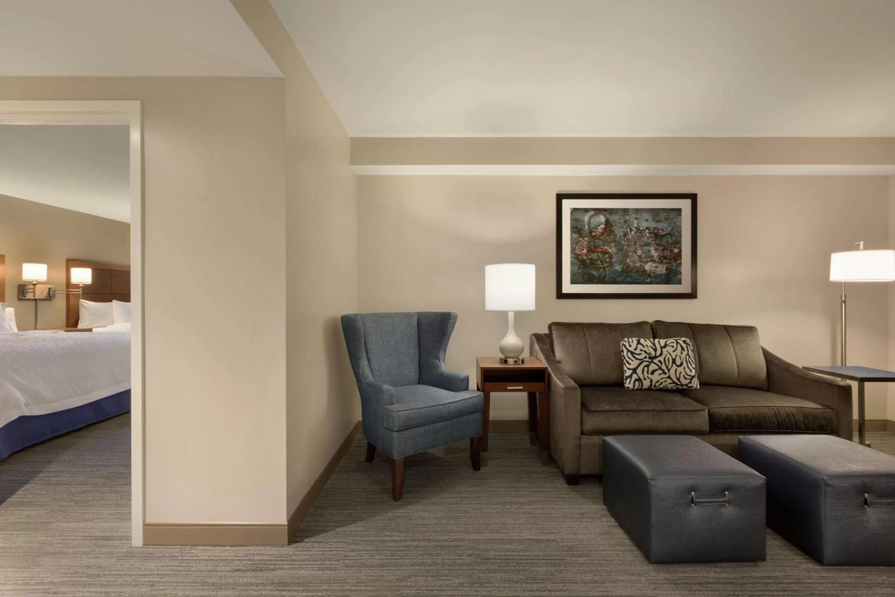 Living room, Bed in Hampton Inn & Suites Nashville-Downtown
