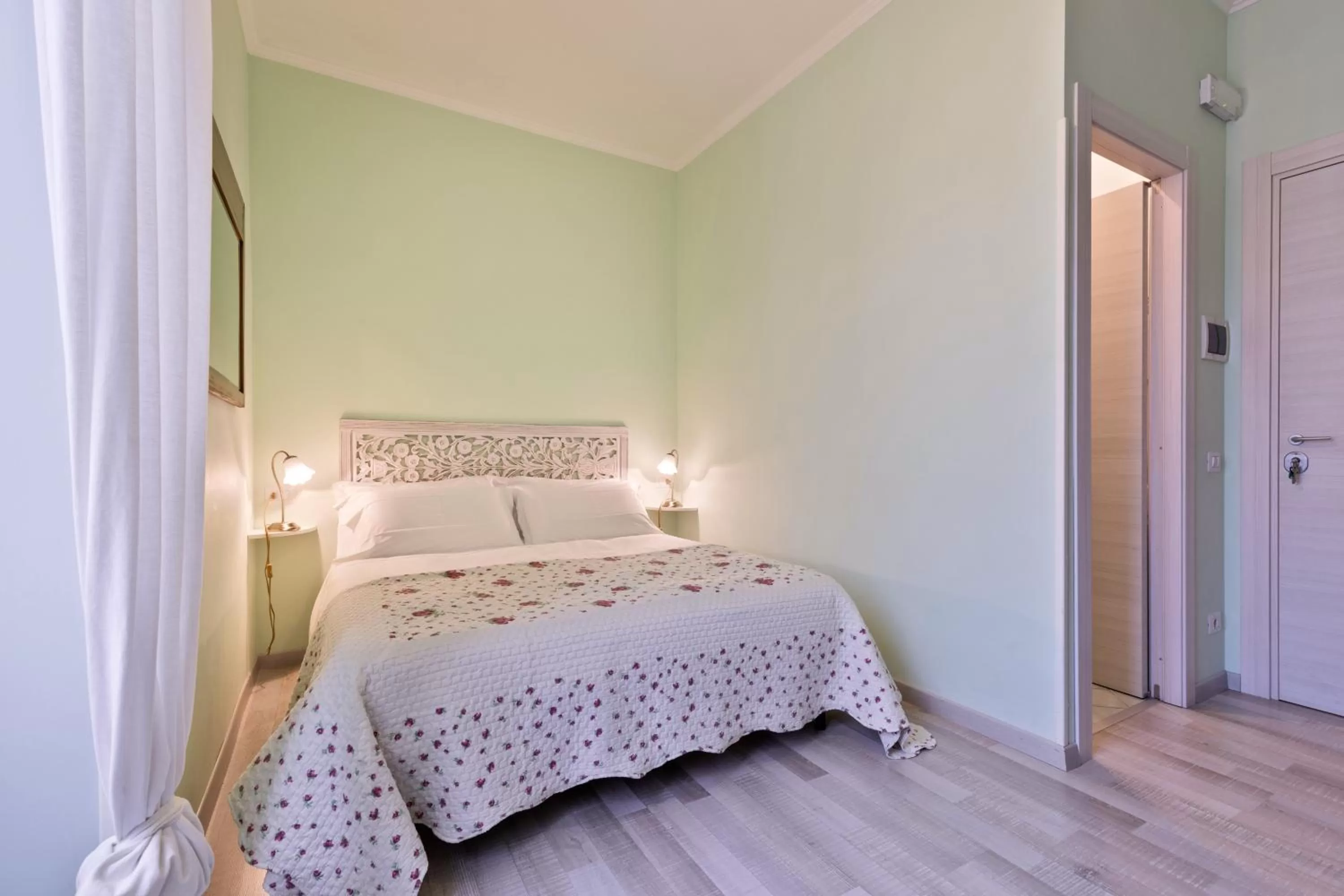 Photo of the whole room, Bed in A Roman Tale B&B