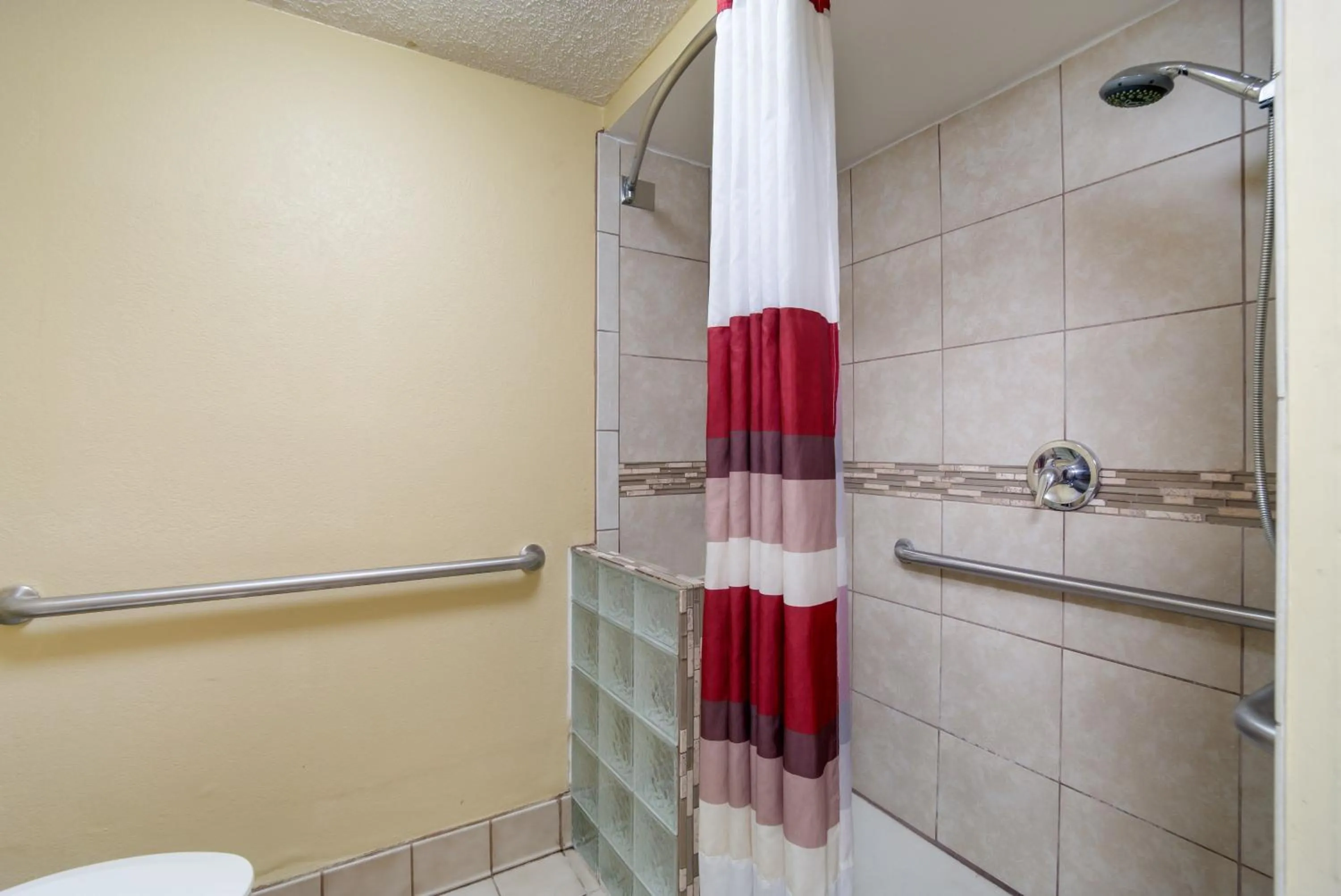 Photo of the whole room in Red Roof Inn Augusta – Washington Road