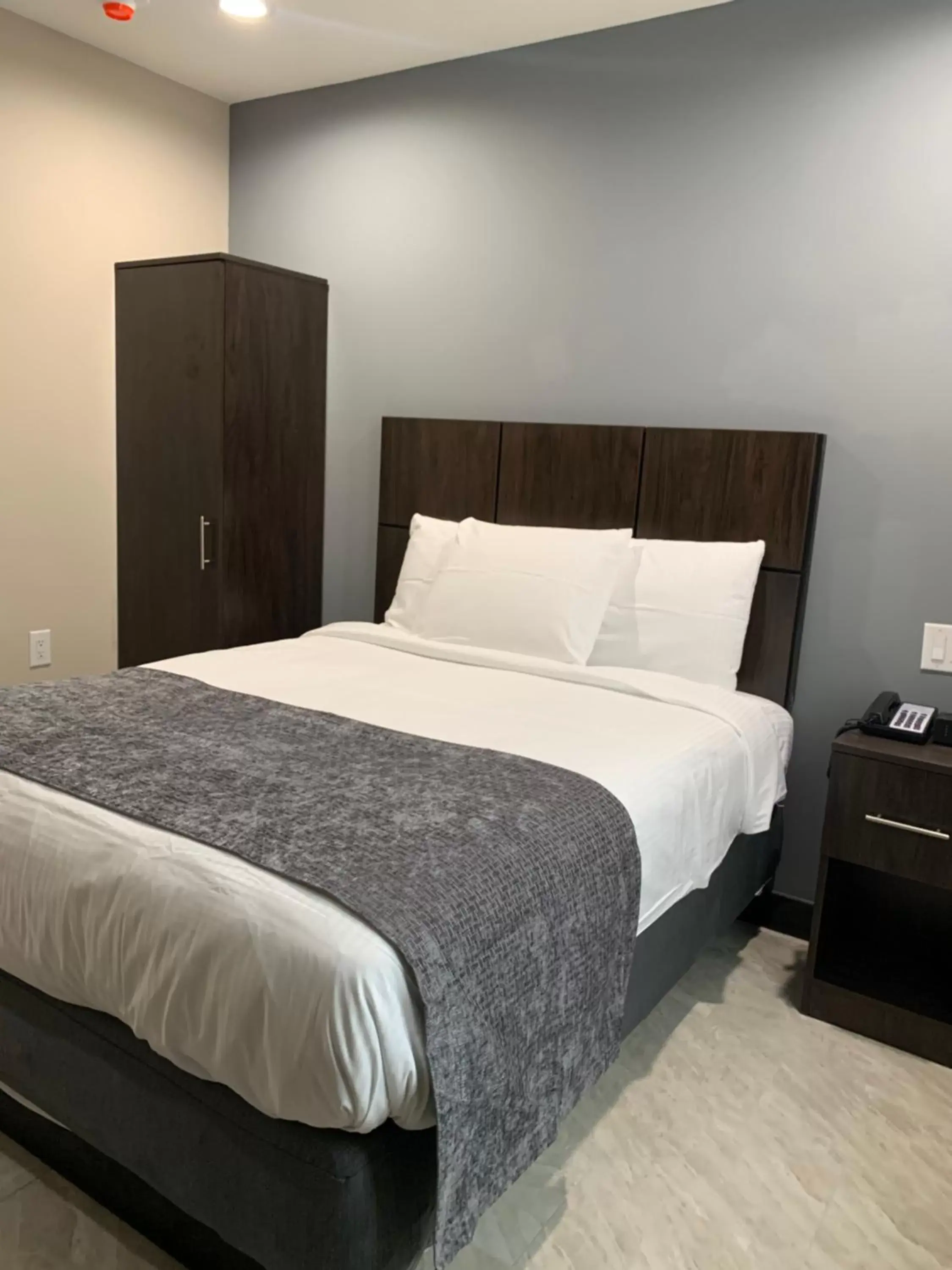 Queen Room in Alden Hotel Queen Room in Alden Hotel