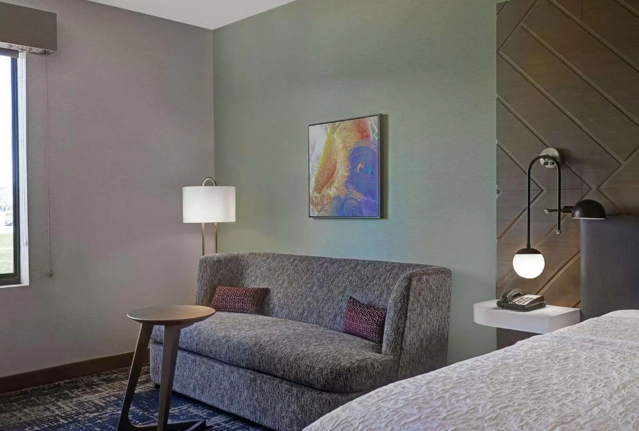 Living room, Bed in Hampton Inn Patterson, Ca