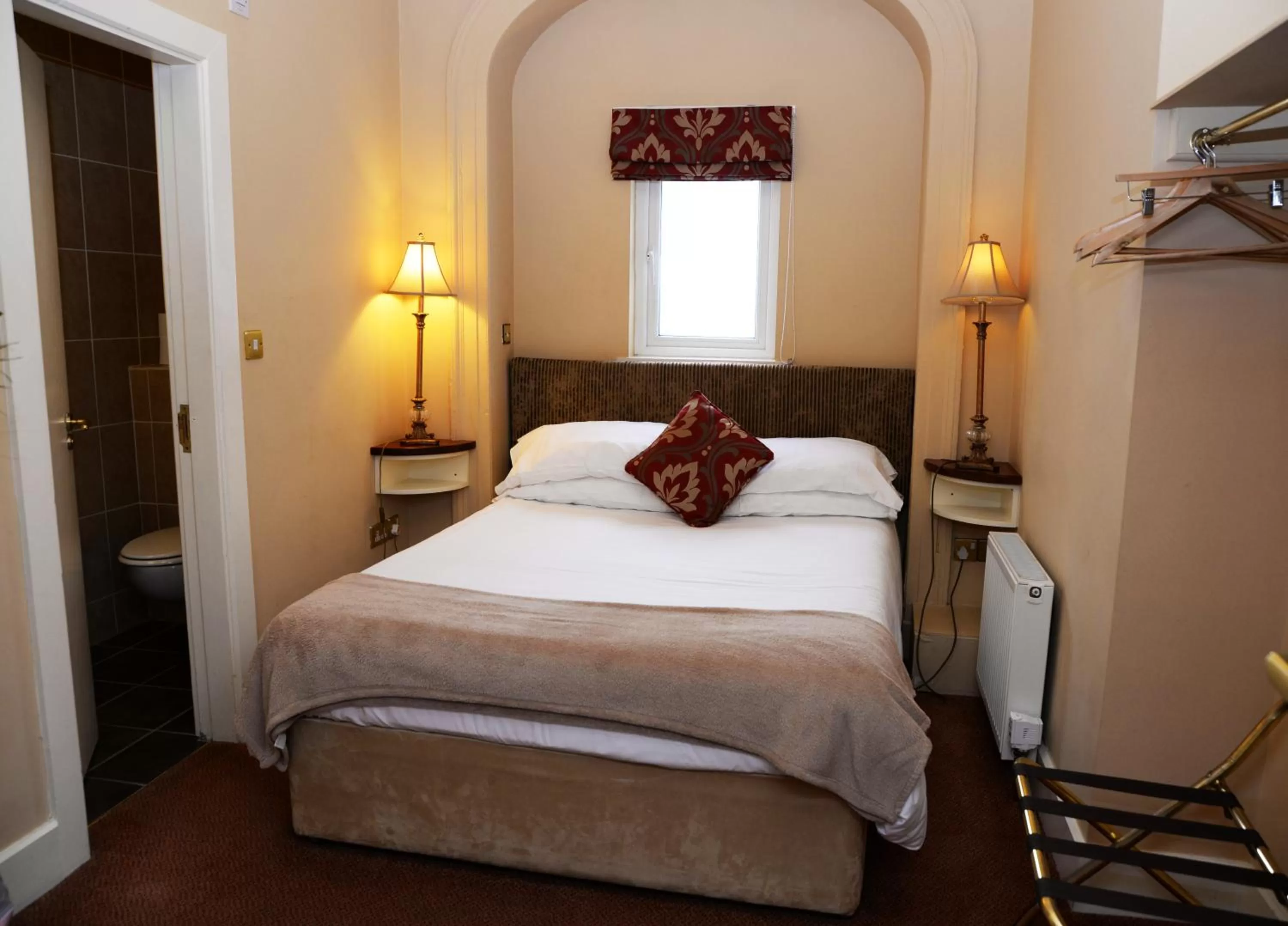 Spring, Bed in Gabriel House Guesthouse