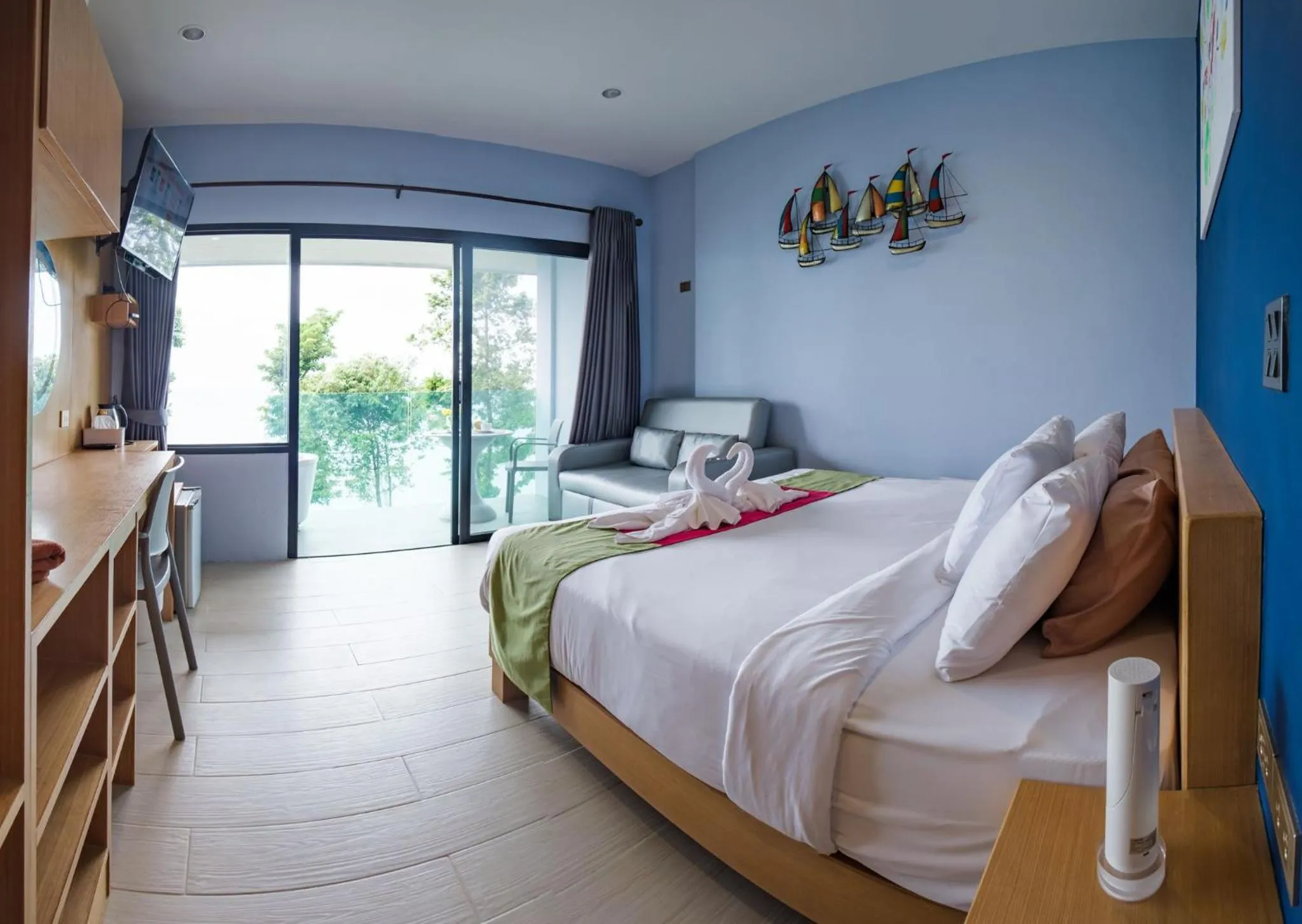 Photo of the whole room, Bed in Cliff Lanta Suite-Koh Lanta Krabi