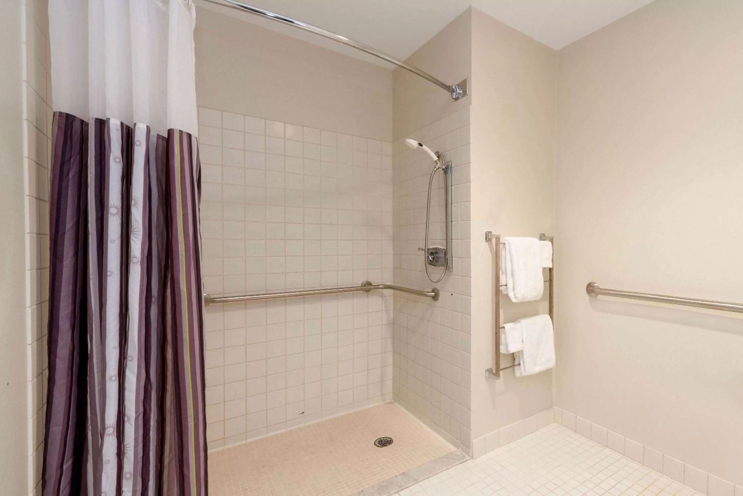 Shower in La Quinta by Wyndham Cleveland Macedonia