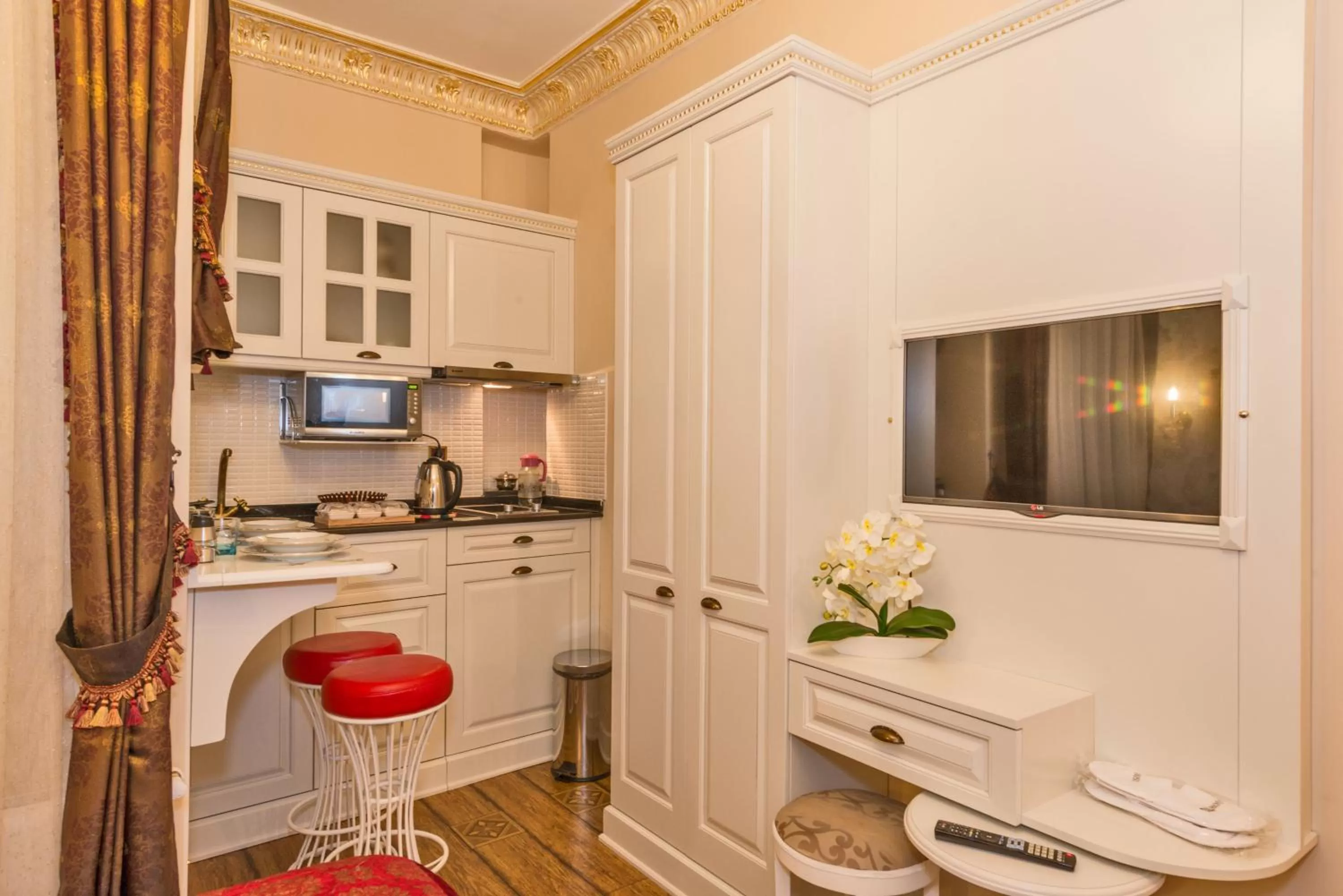 Food and drinks in IQ Hotel