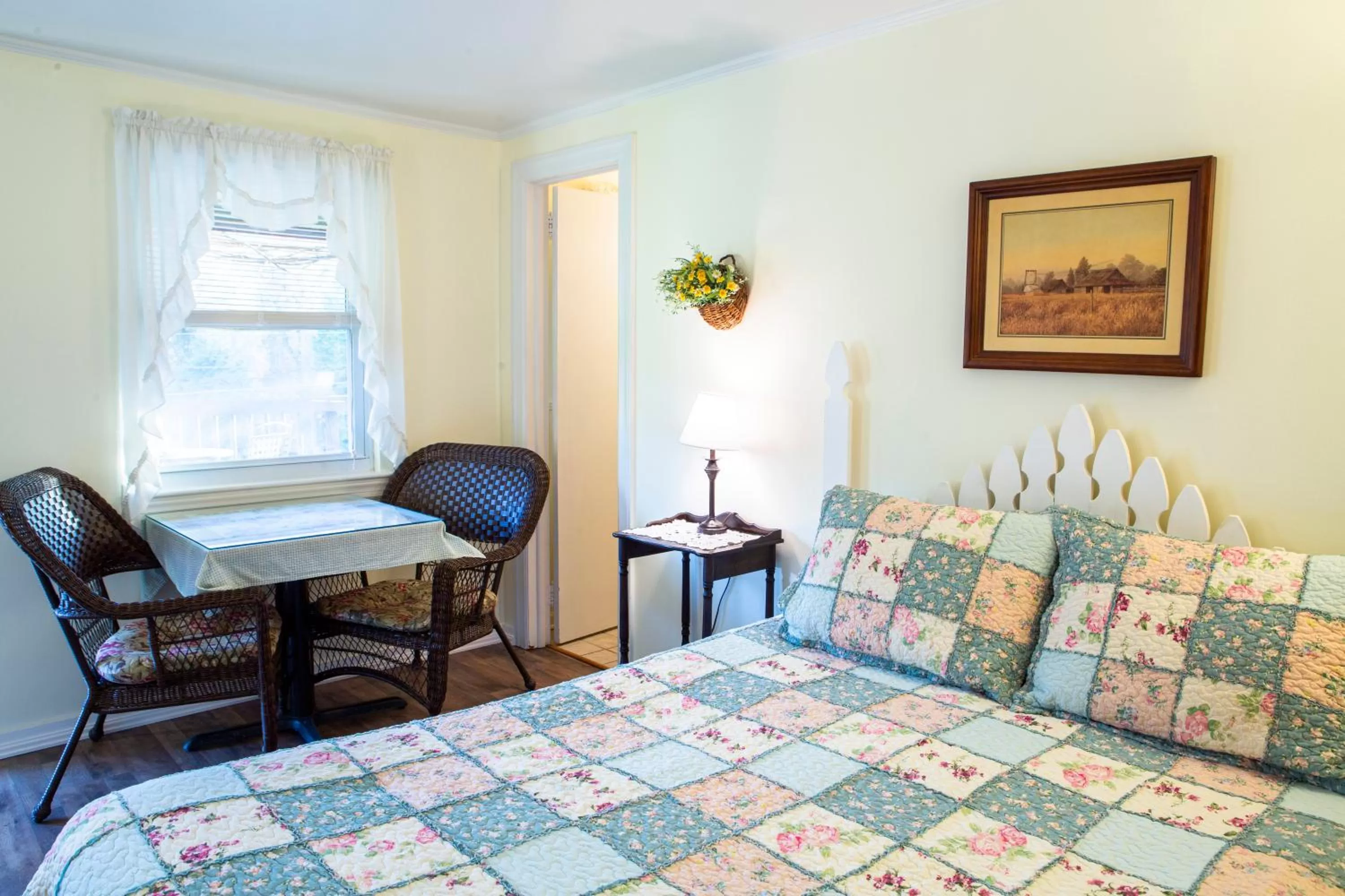Seating area, Bed in The Chimney Rock Inn & Cottages