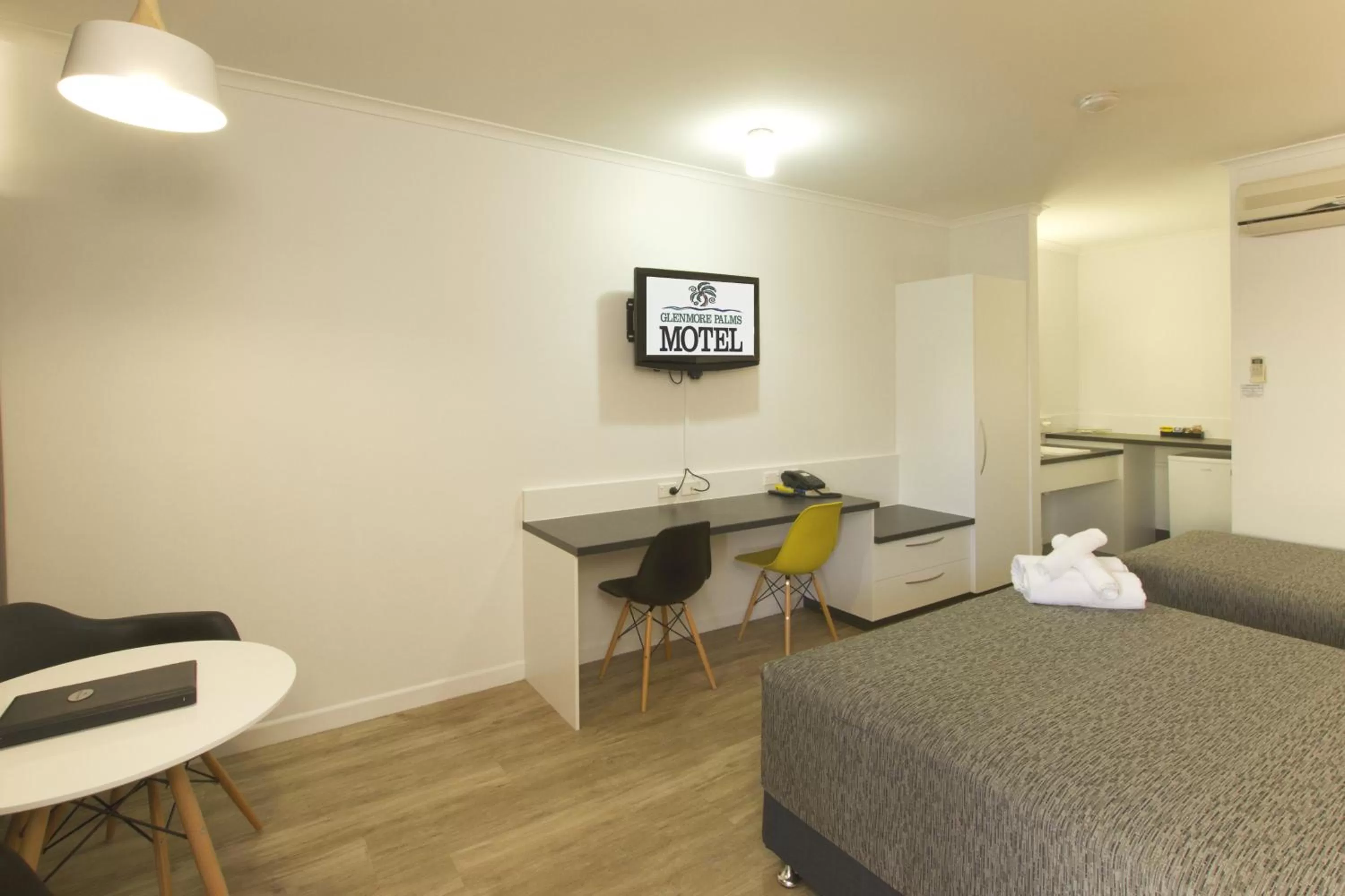 View (from property/room), Bed in Glenmore Palms Motel