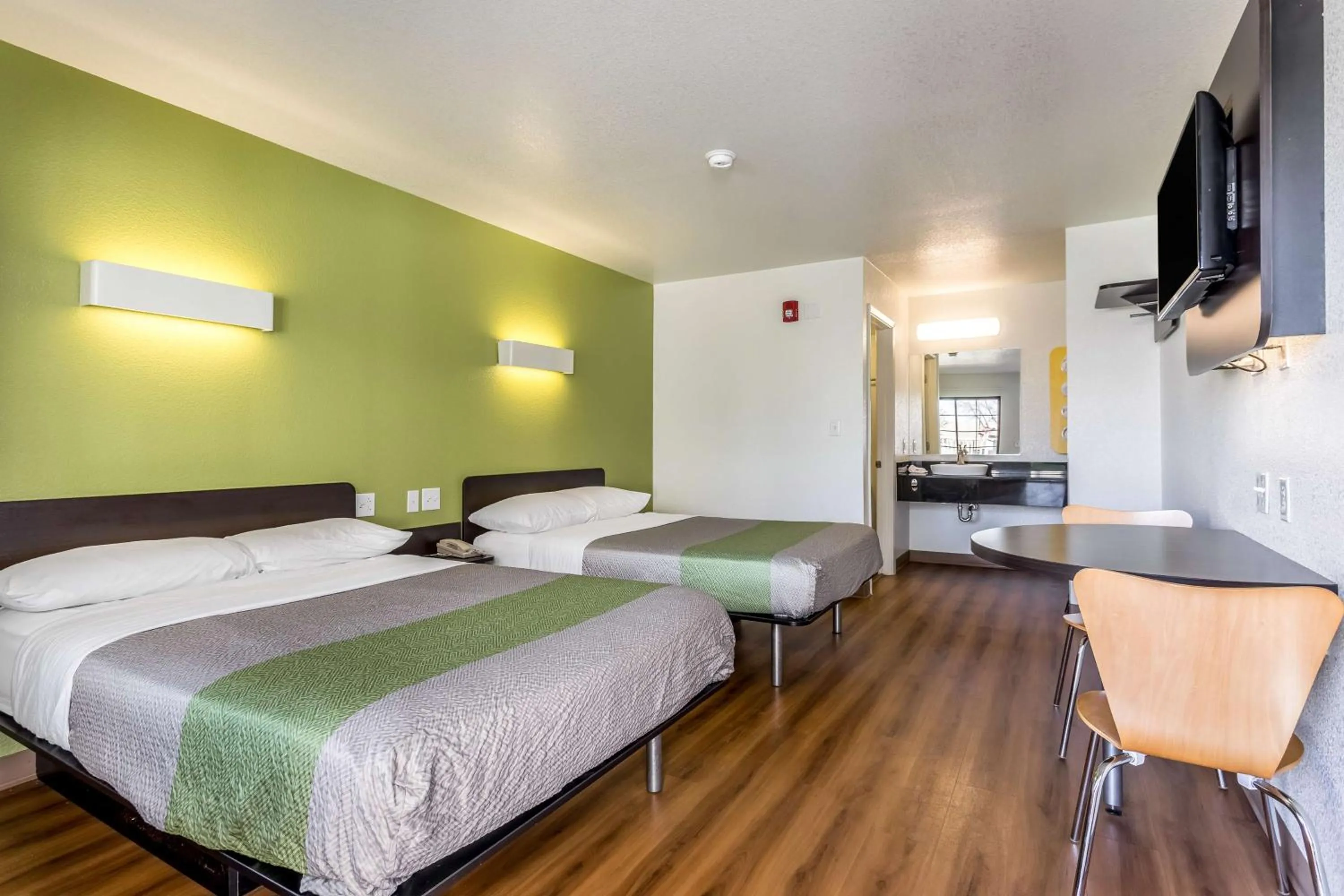 TV and multimedia, Bed in Motel 6-El Paso, TX - East