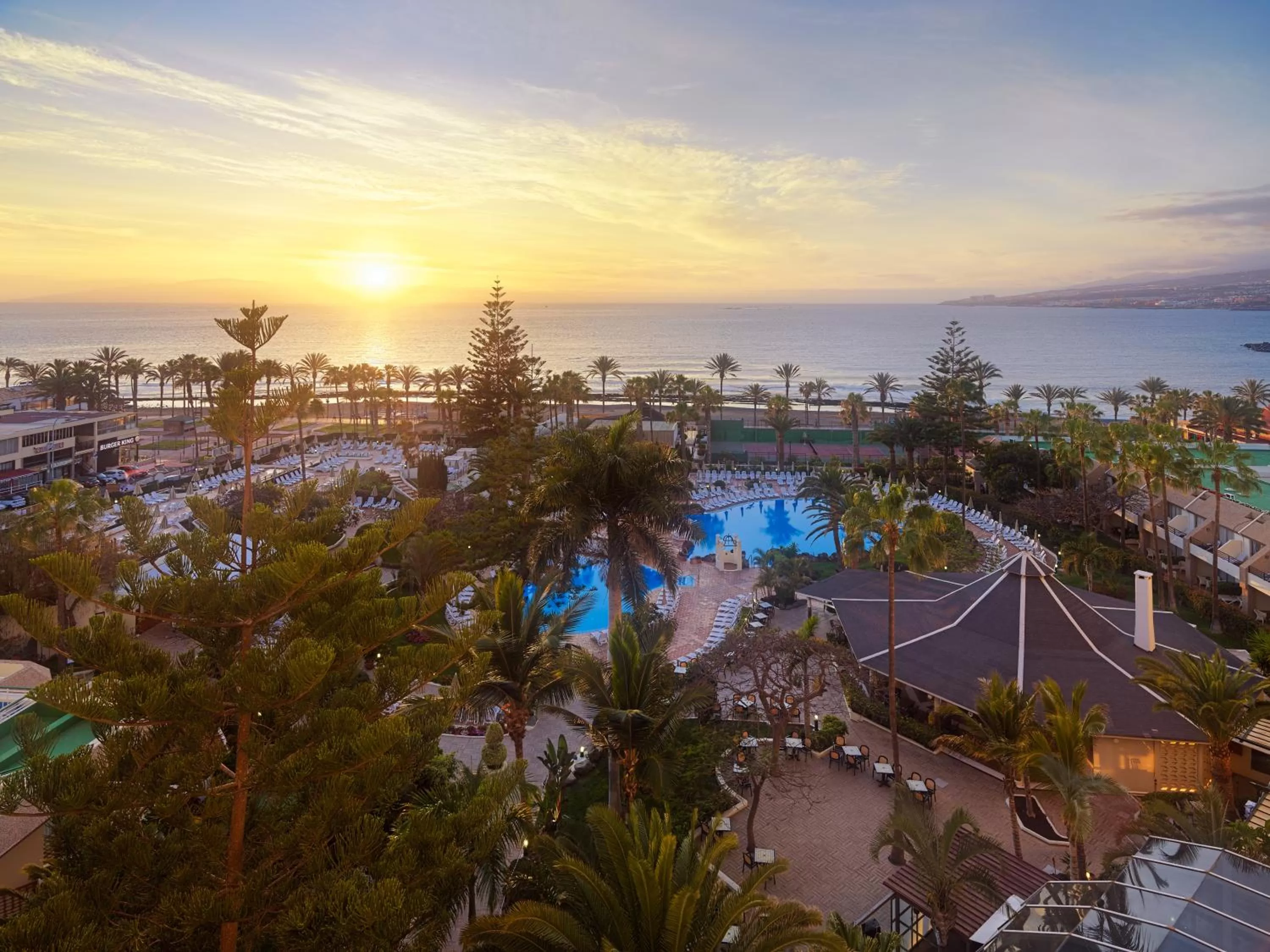 Swimming pool in H10 Las Palmeras