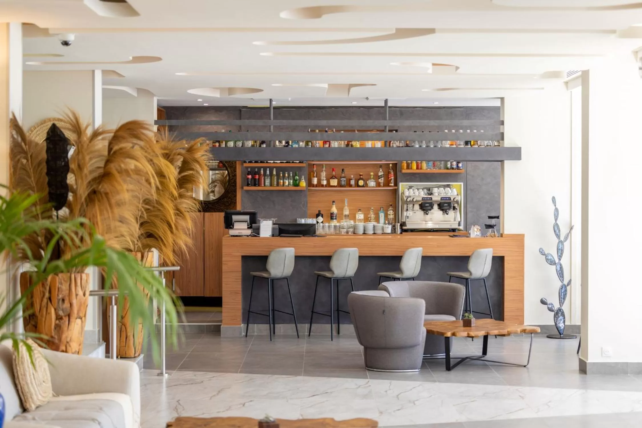 Lounge or bar in Luxotel Cannes