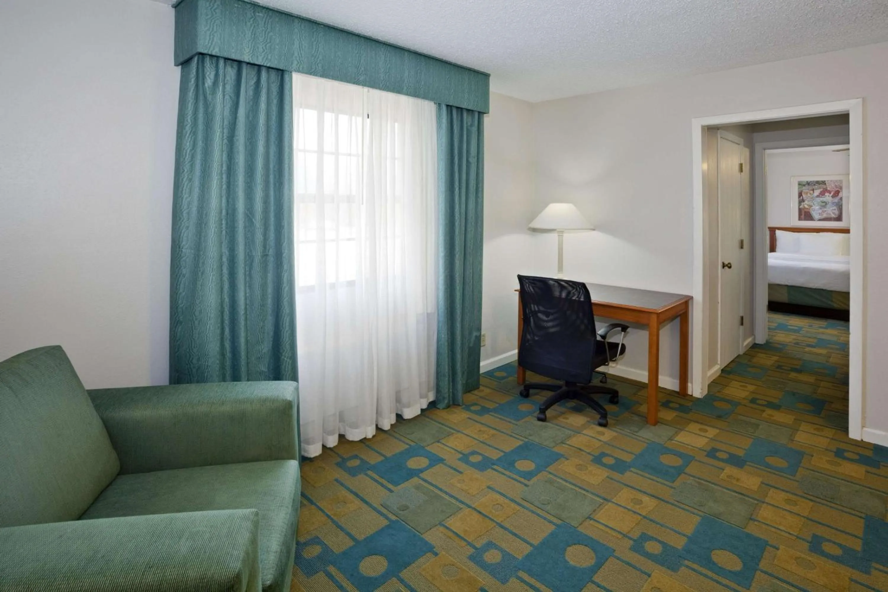 Photo of the whole room, Bed in La Quinta Inn by Wyndham Omaha West