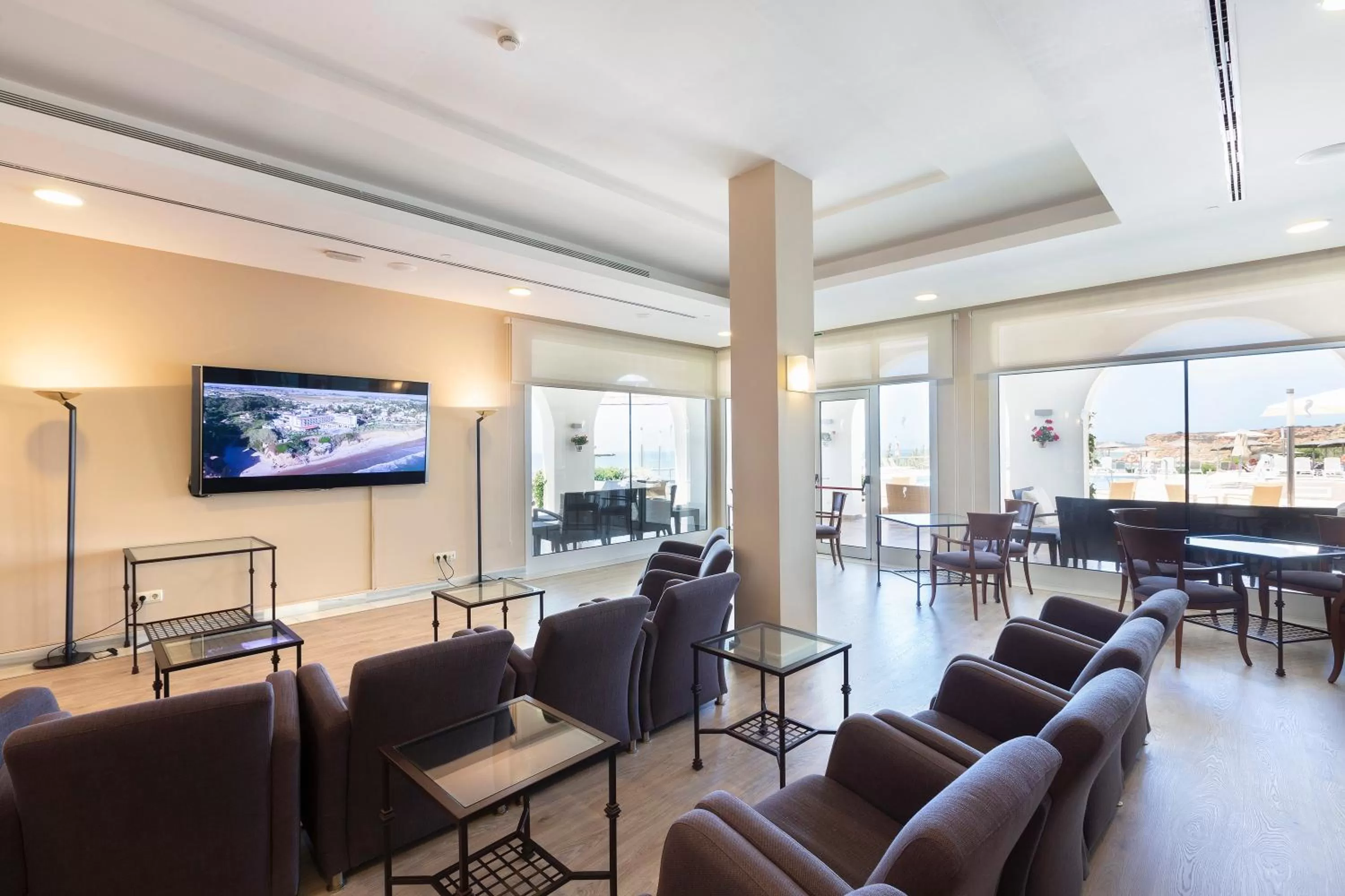 Communal lounge/ TV room in Hipotels Flamenco Conil
