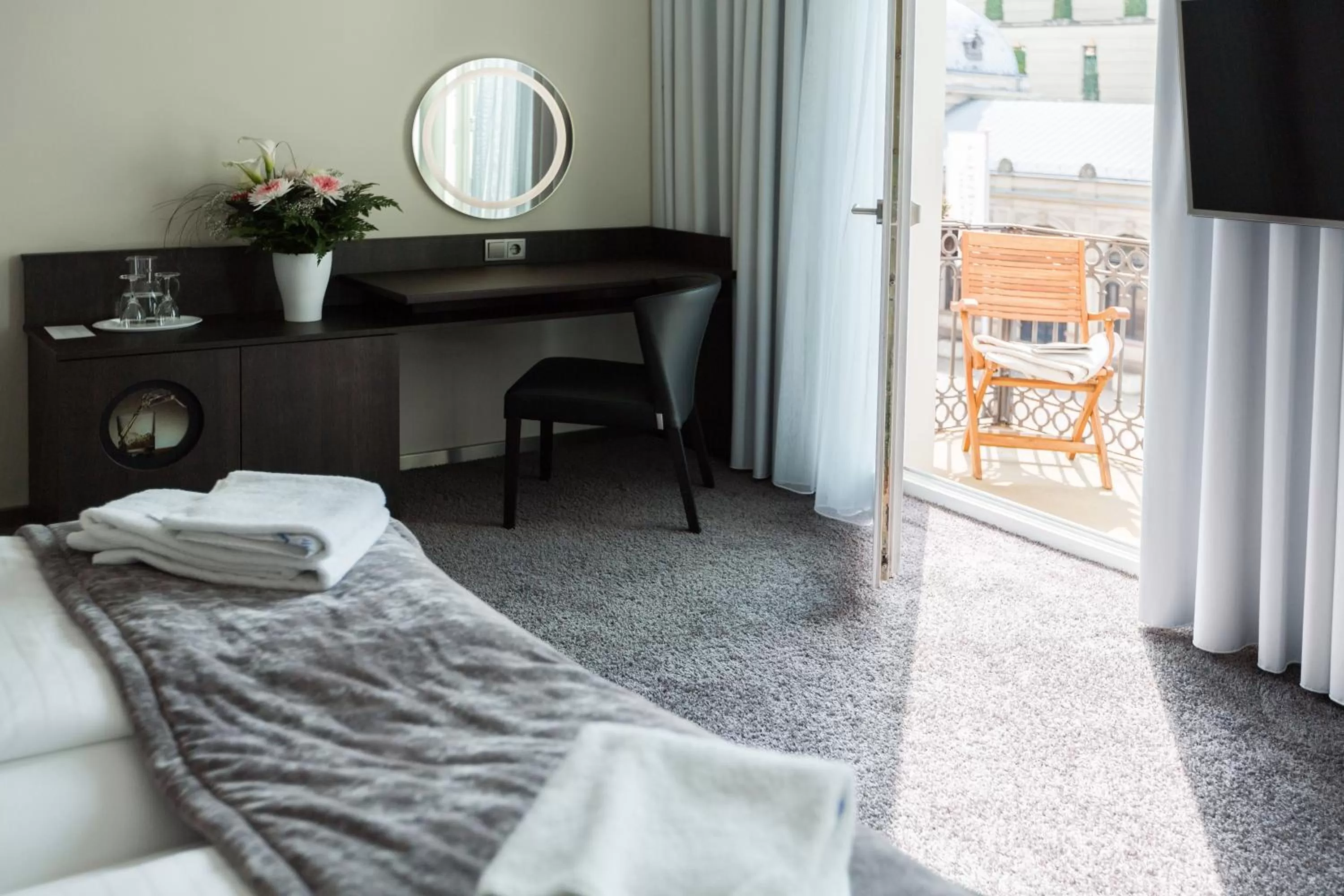 Seating area, Bed in Hotel SONATA