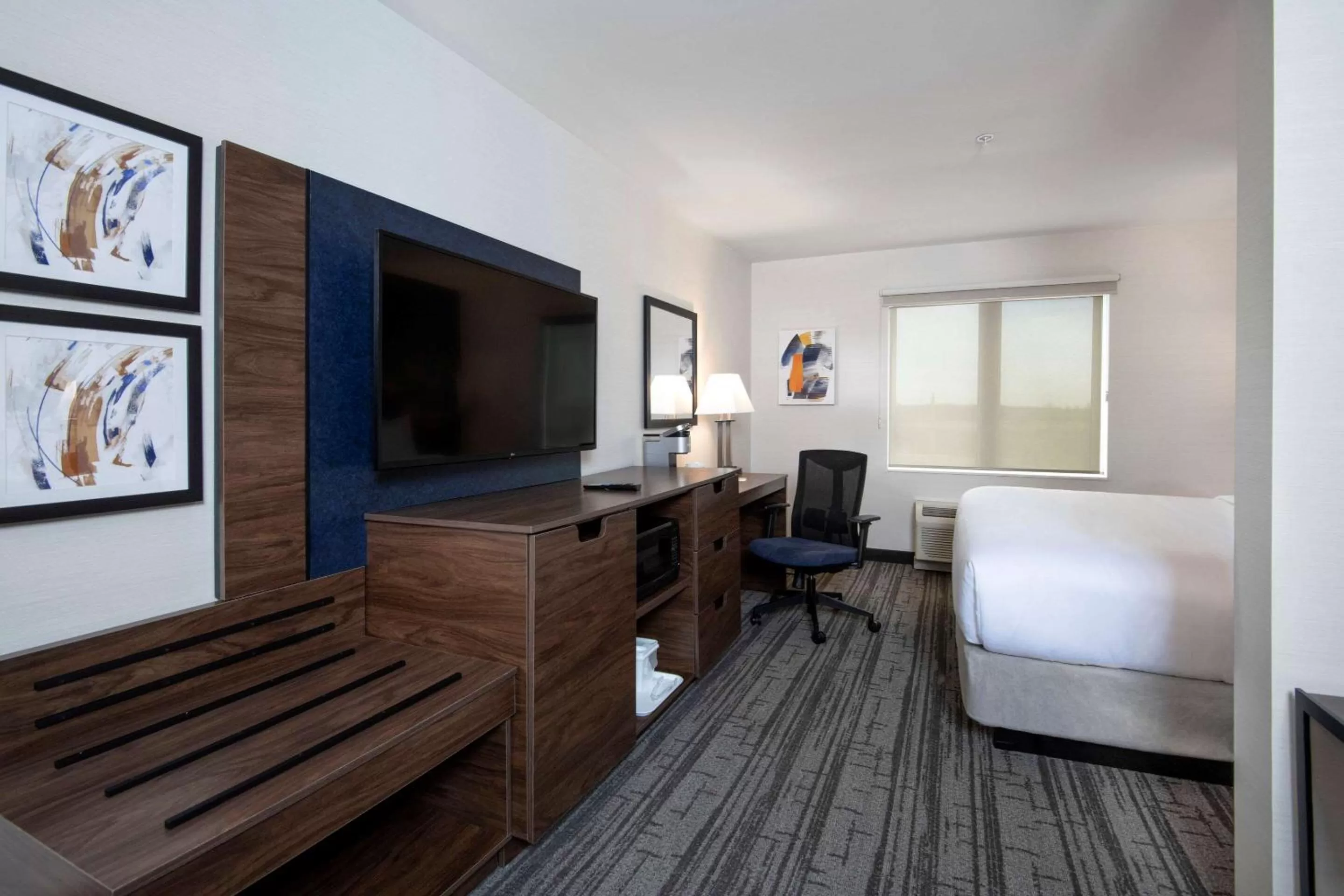 Photo of the whole room, Bed in Comfort Inn & Suites