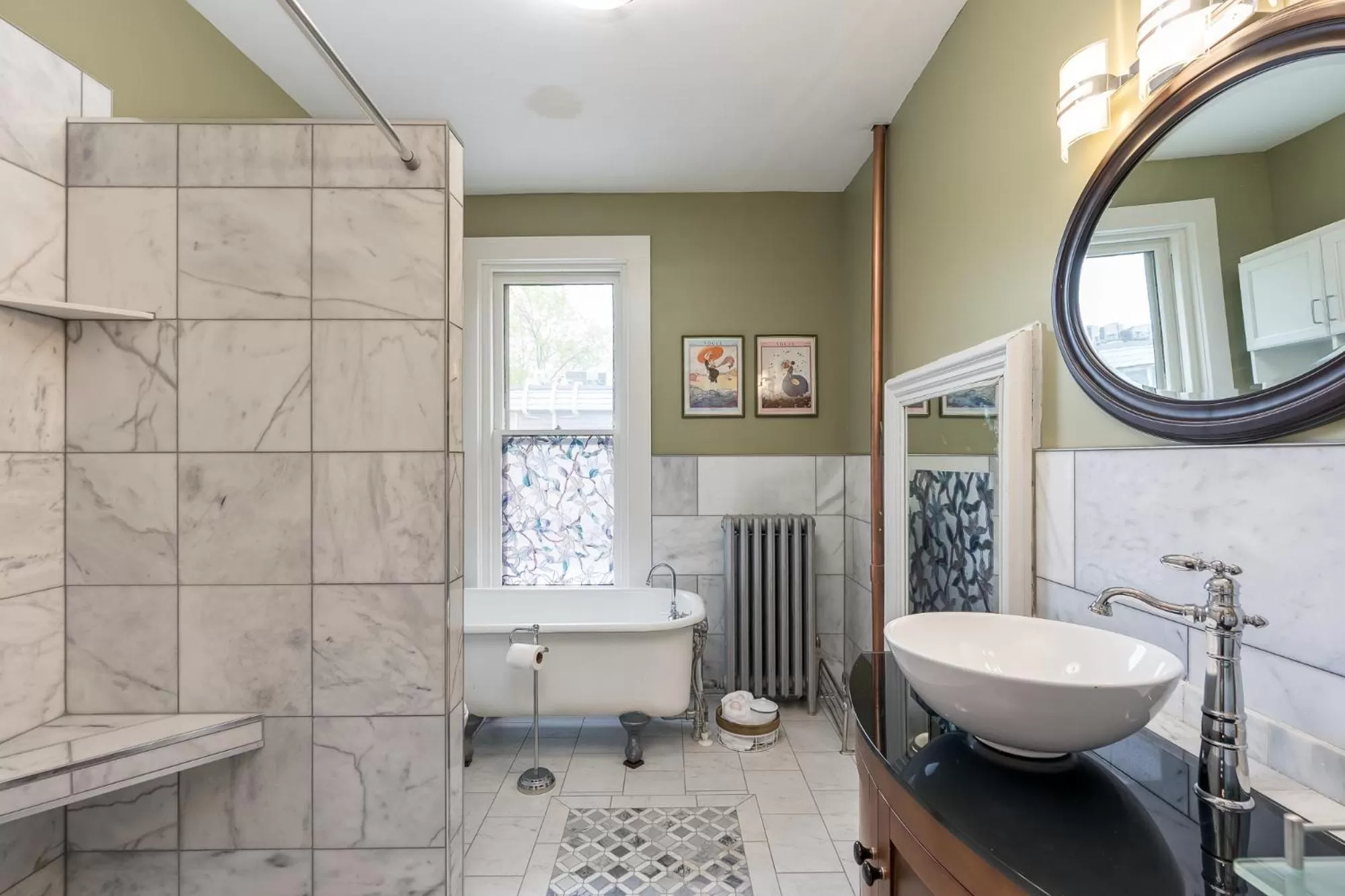 Bathroom in Moulin Rouge House Bed and Breakfast