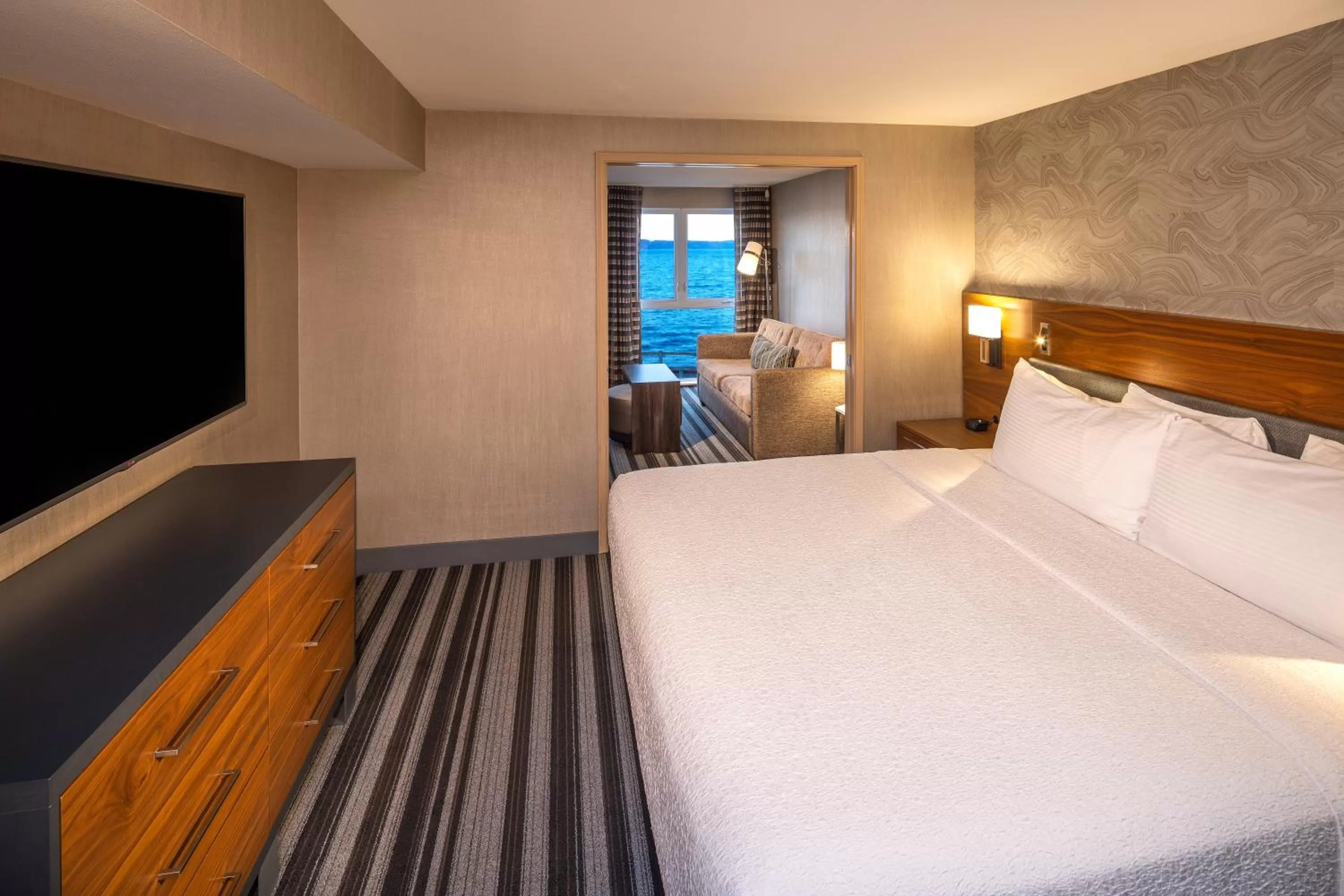 Bed in Silver Cloud Hotel Tacoma Waterfront