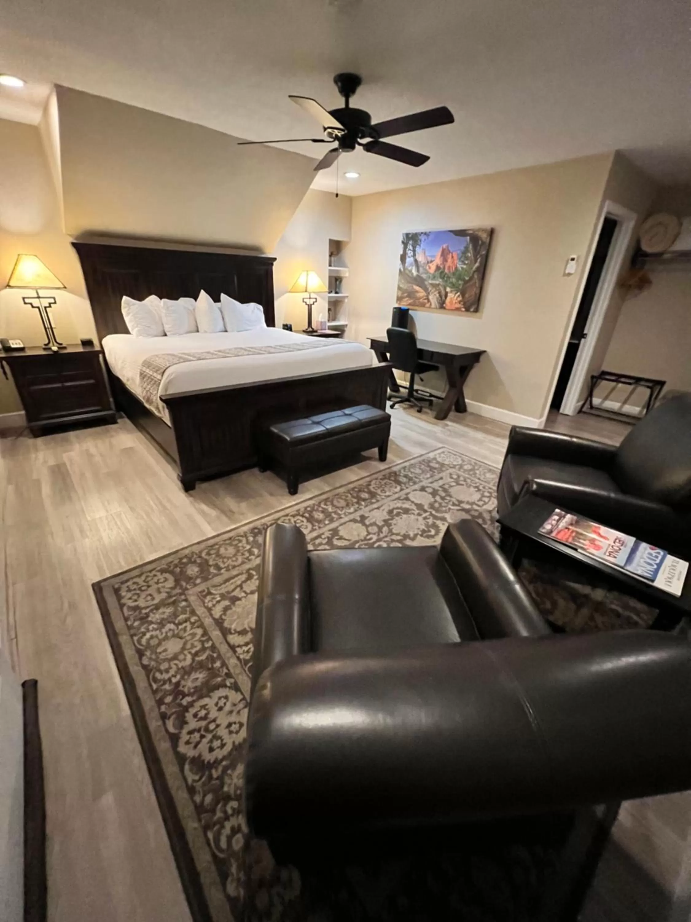 Bed in Lantern Light Inn - Romantic Getaway