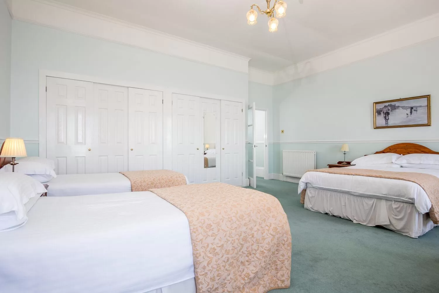 Photo of the whole room, Bed in The Queens Hotel