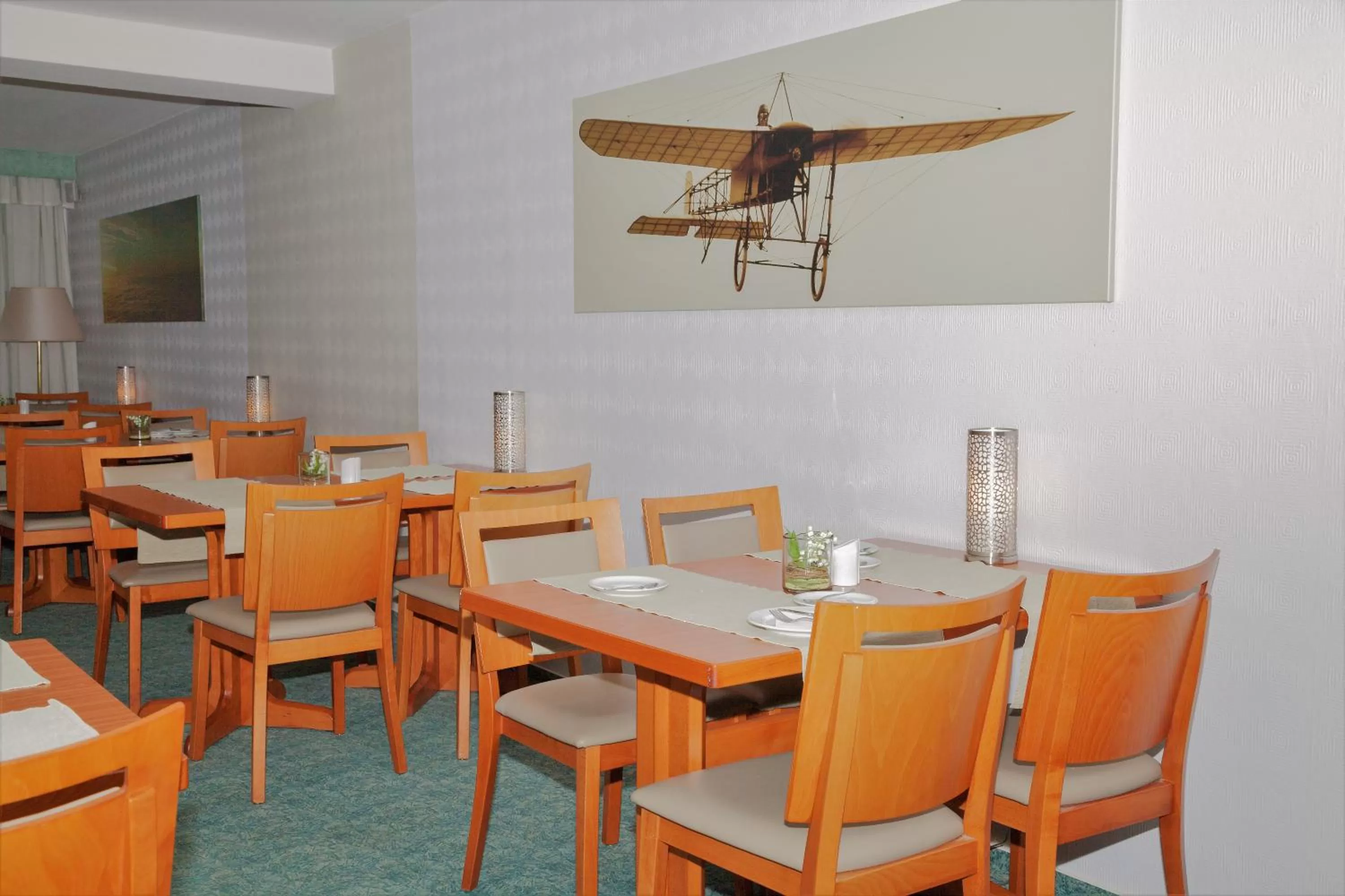 Restaurant/places to eat in Hotel Cockpit