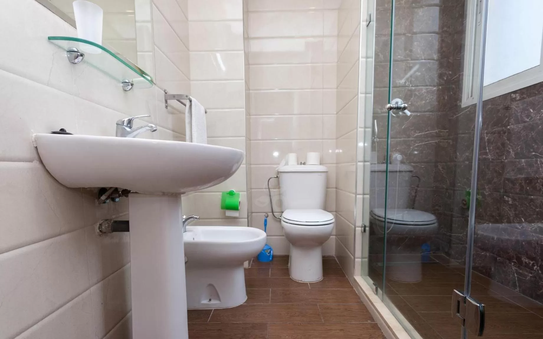 Shower in Hôtel Astrid