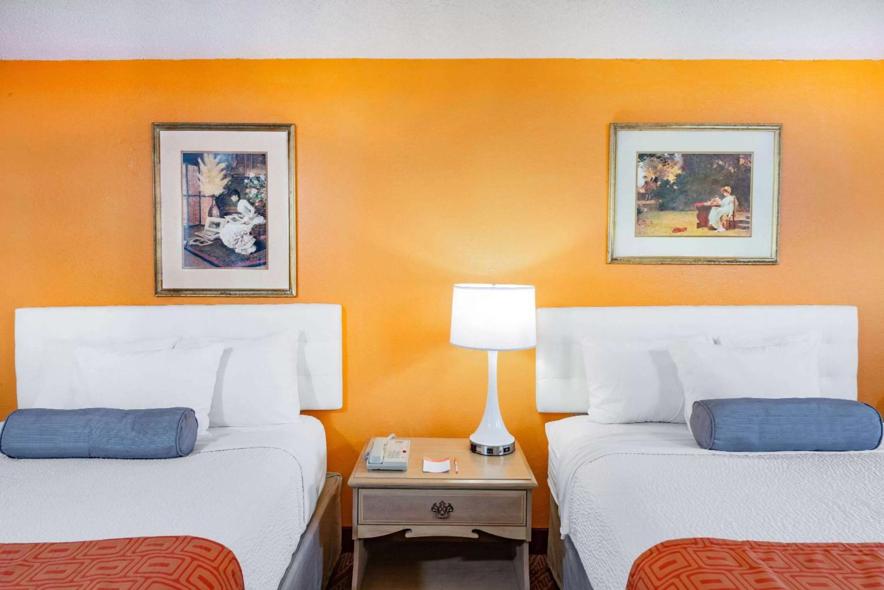 Photo of the whole room, Bed in Howard Johnson by Wyndham Staunton