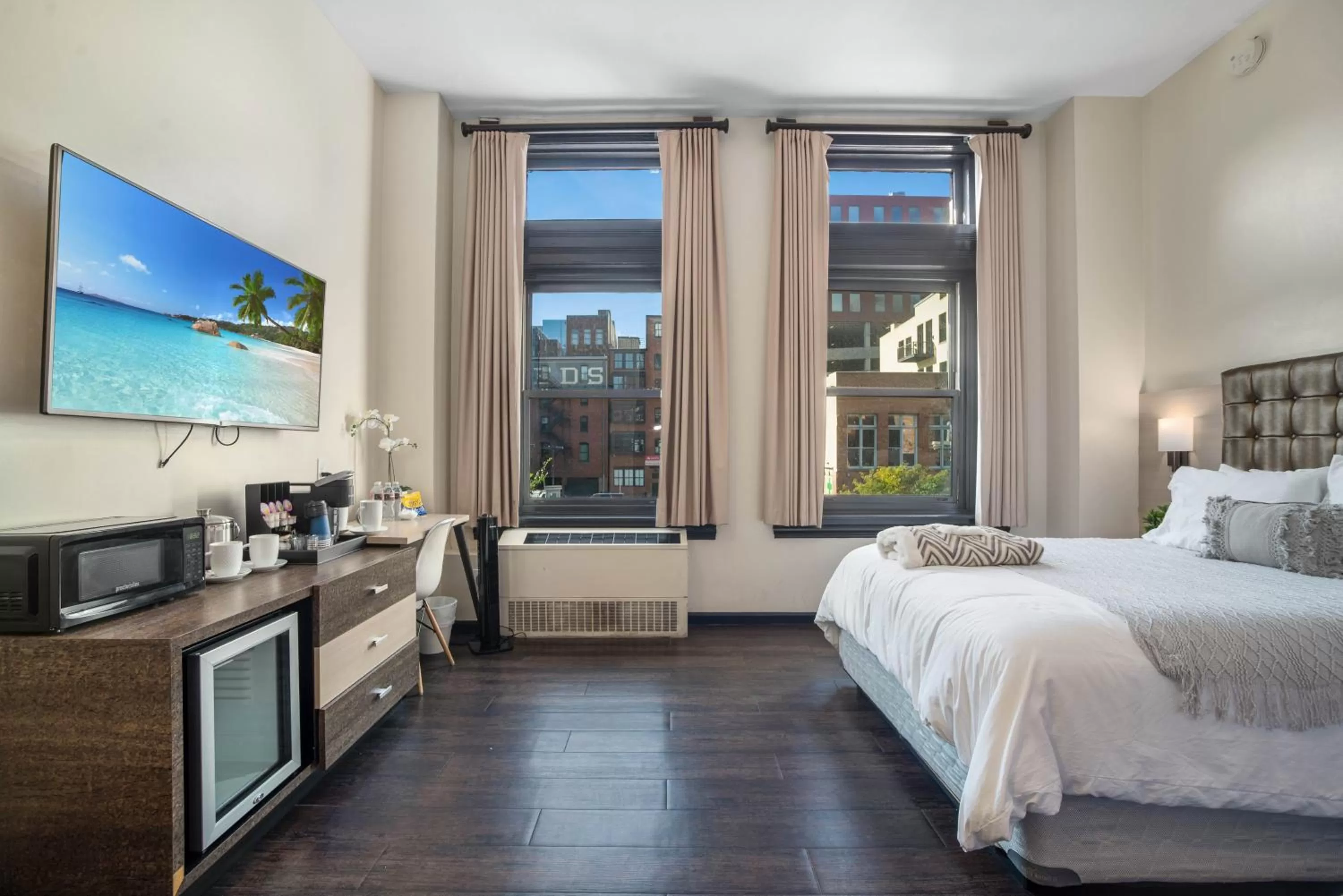 Photo of the whole room, Bed in Good Hotels Downtown Denver