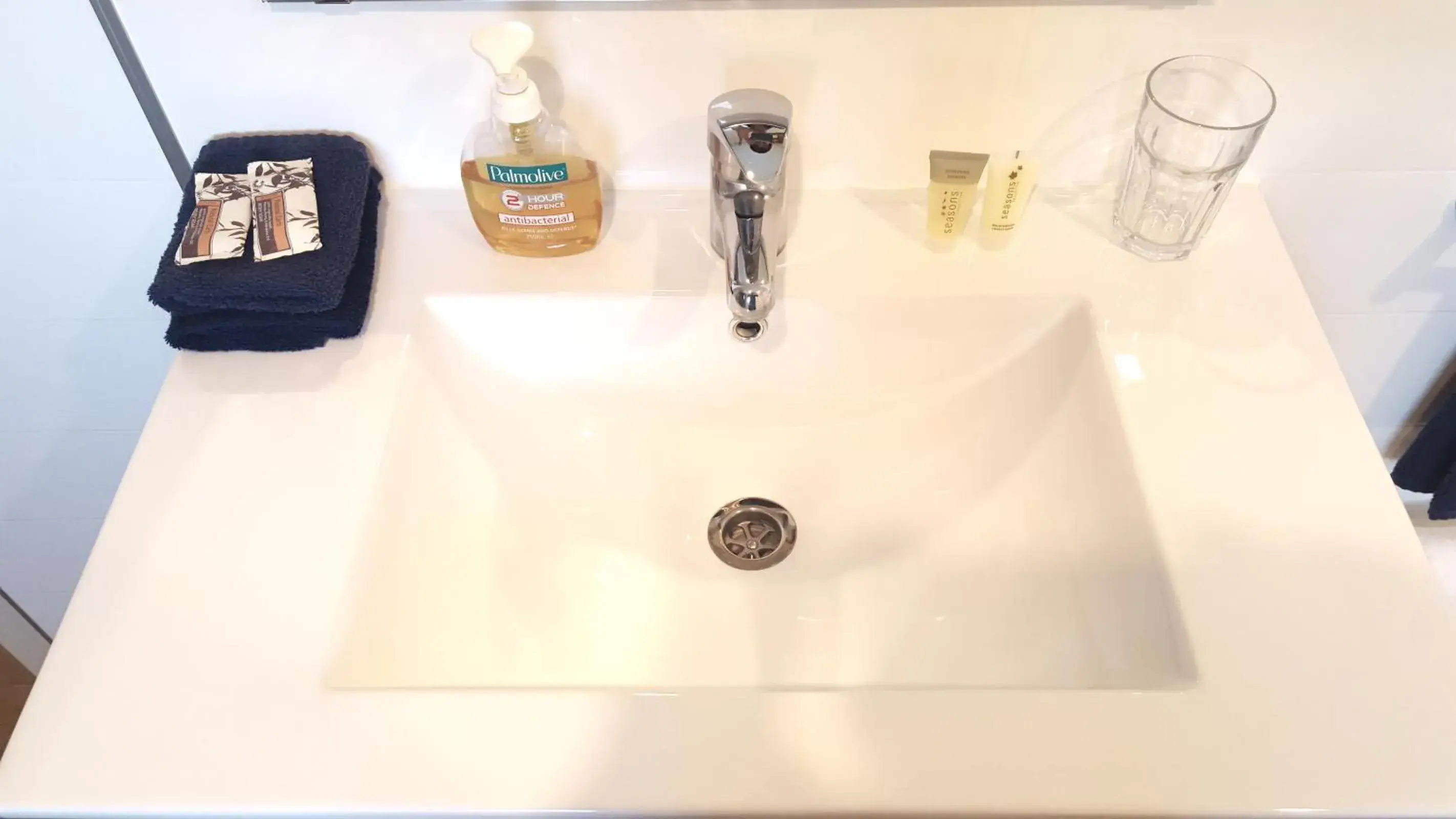 Executive One-Bedroom Apartment - 2 Queen Beds in Auto Lodge Motel Executive One-Bedroom Apartment - 2 Queen Beds in Auto Lodge Motel