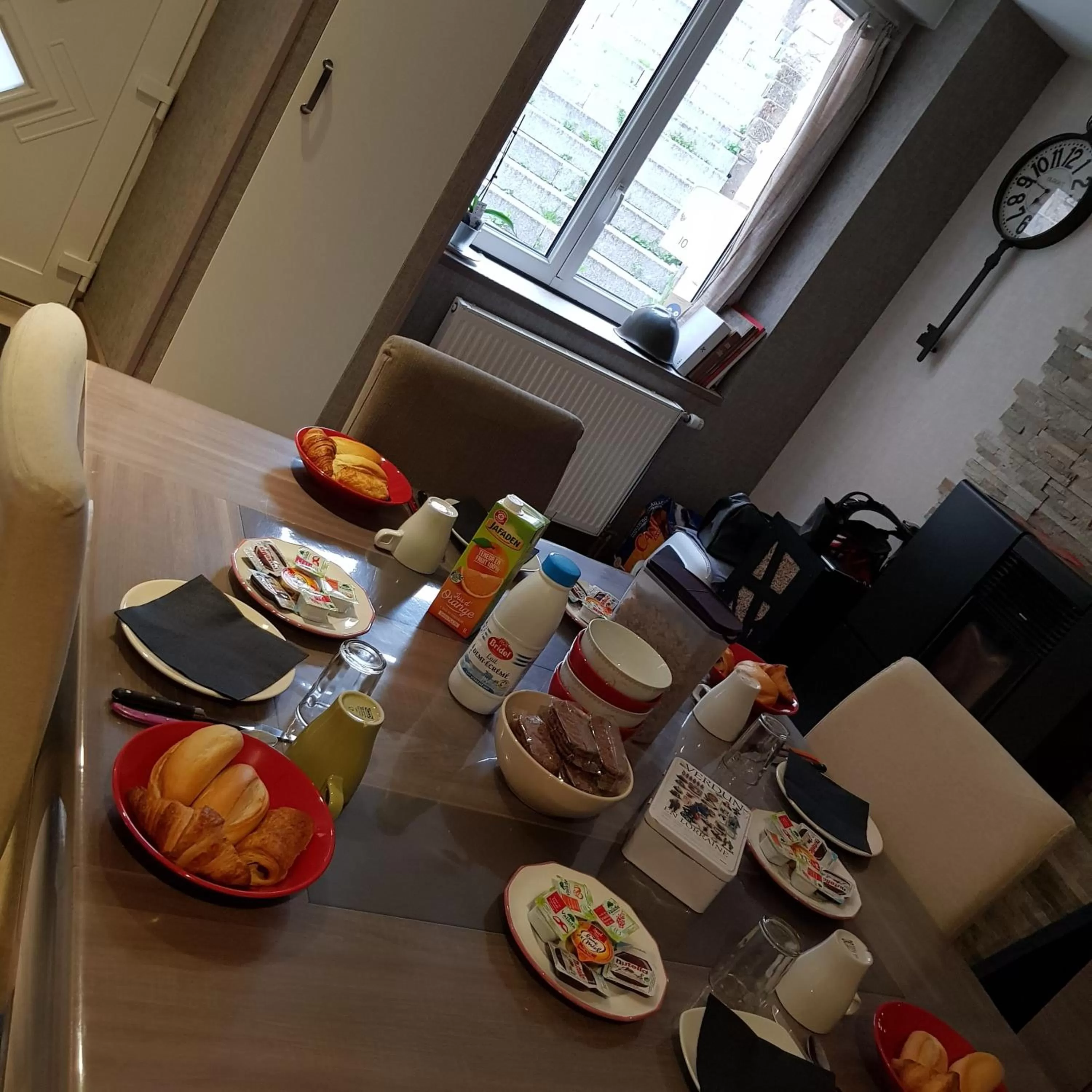 Breakfast in Chambre d'hôte et gîte chez Thomas et John