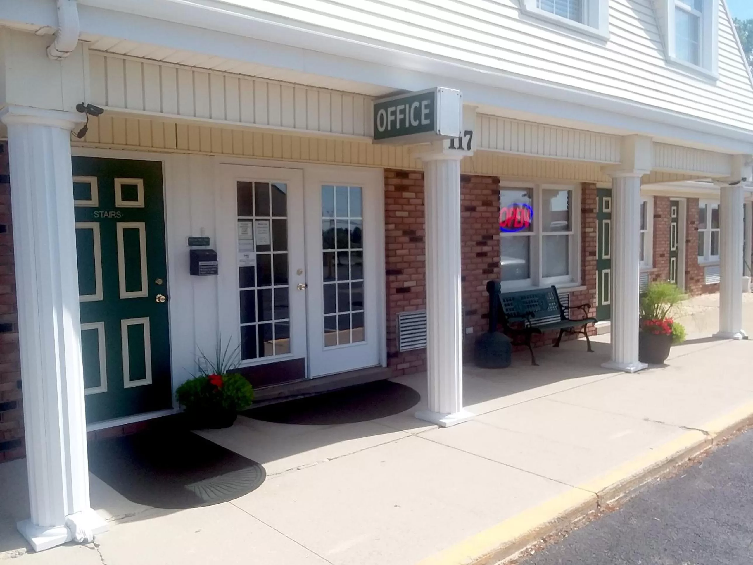 Facade/entrance in Walton Inn