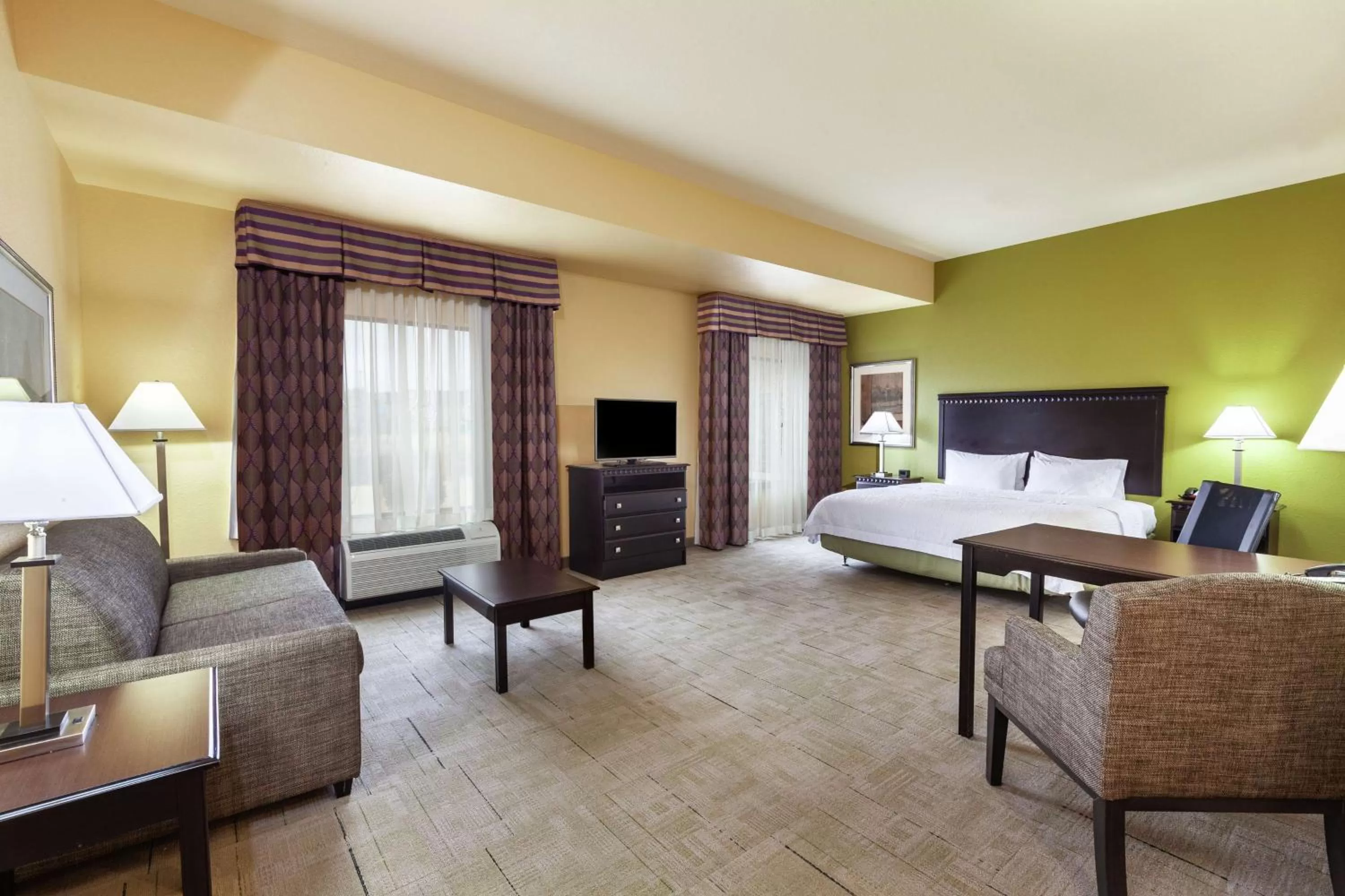 Bedroom, Bed in Hampton Inn & Suites Owasso